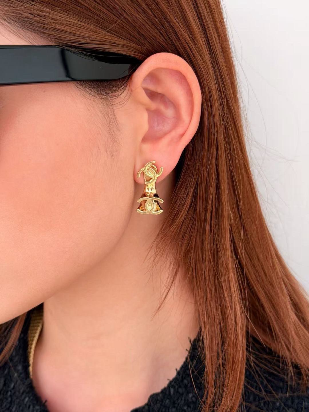 [TOP] CHANEL Earrings - Gold