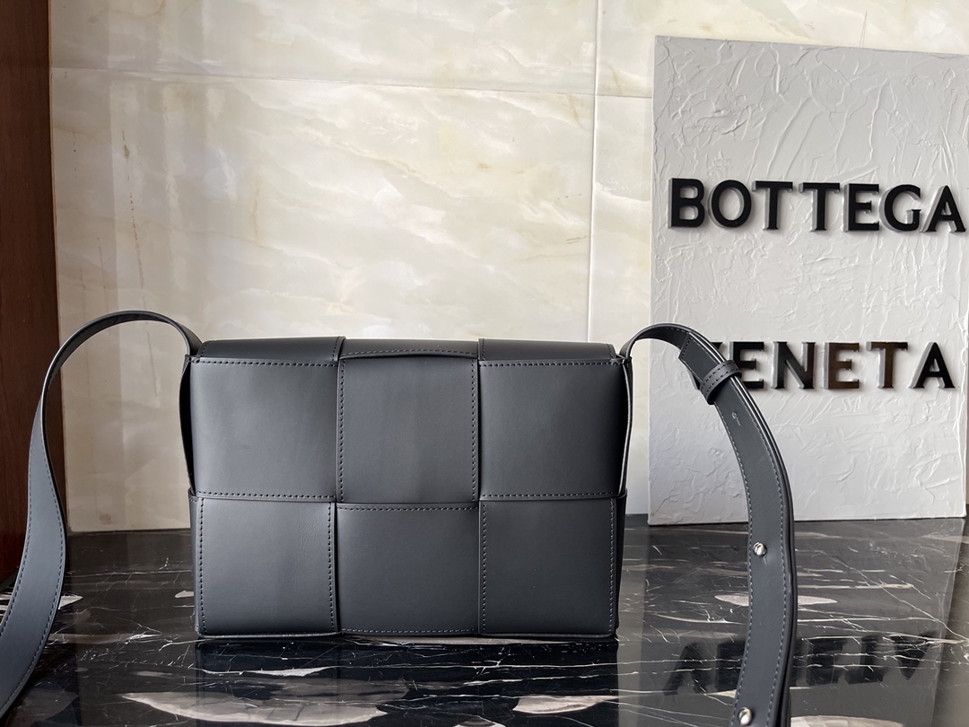 [TOP] Bottega Veneta BV Men's Cowhide Bag 16x18x6cm - Black - 711 Luxury
