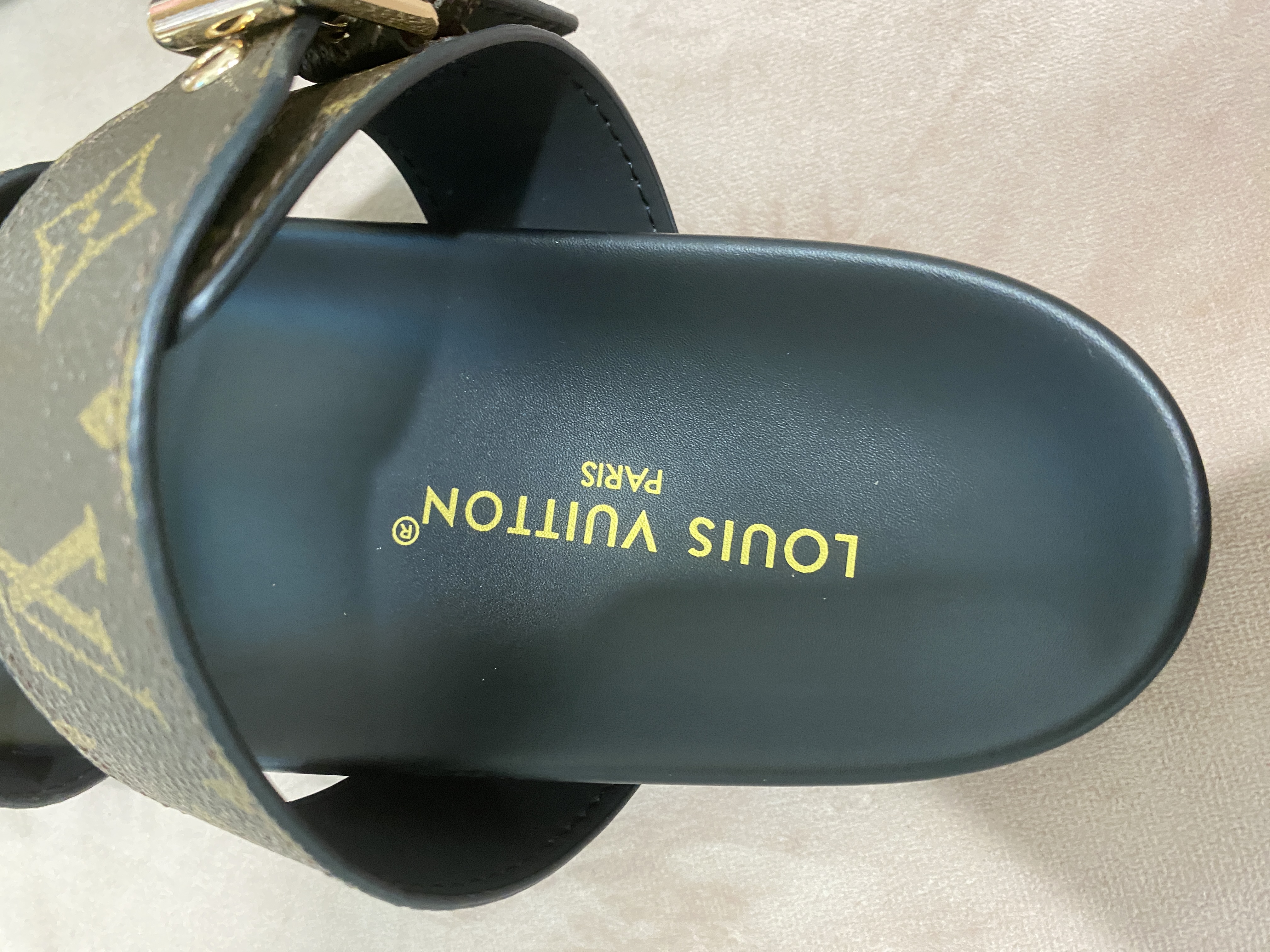 [TOP] Louis Vuitton LV L.V Bom Dia Flat Sandals Monogram