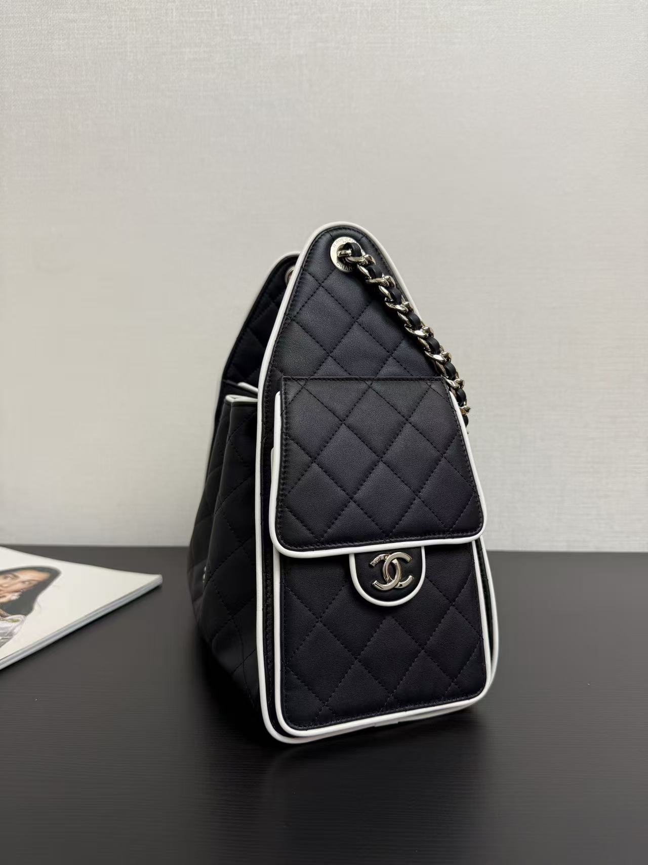 [TOP] CHANEL 25 Hobo Shopping Bag 30x26x14cm - Black and White - 711 Luxury
