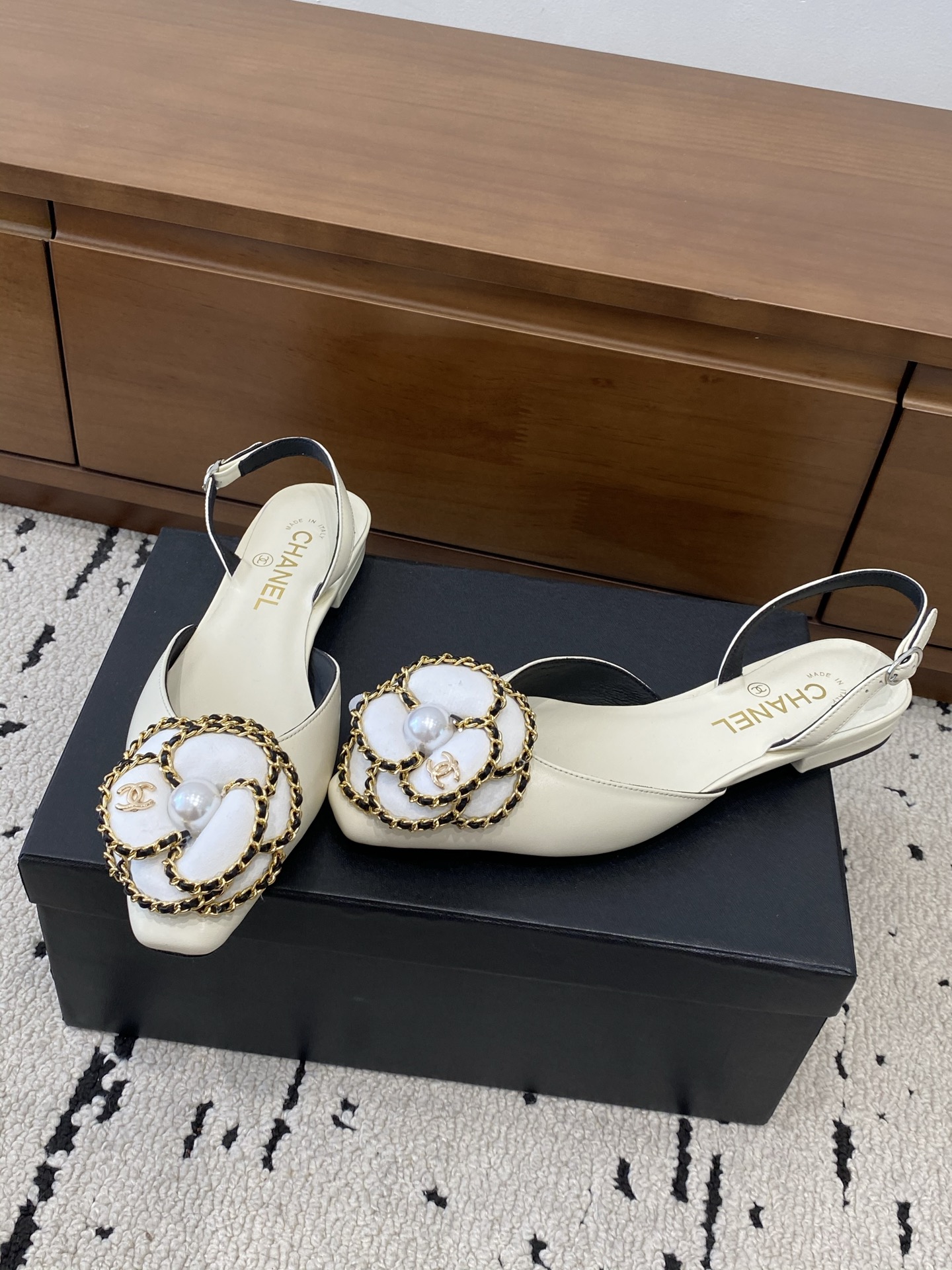 [TOP] CHANEL Mules - White - 711 Luxury