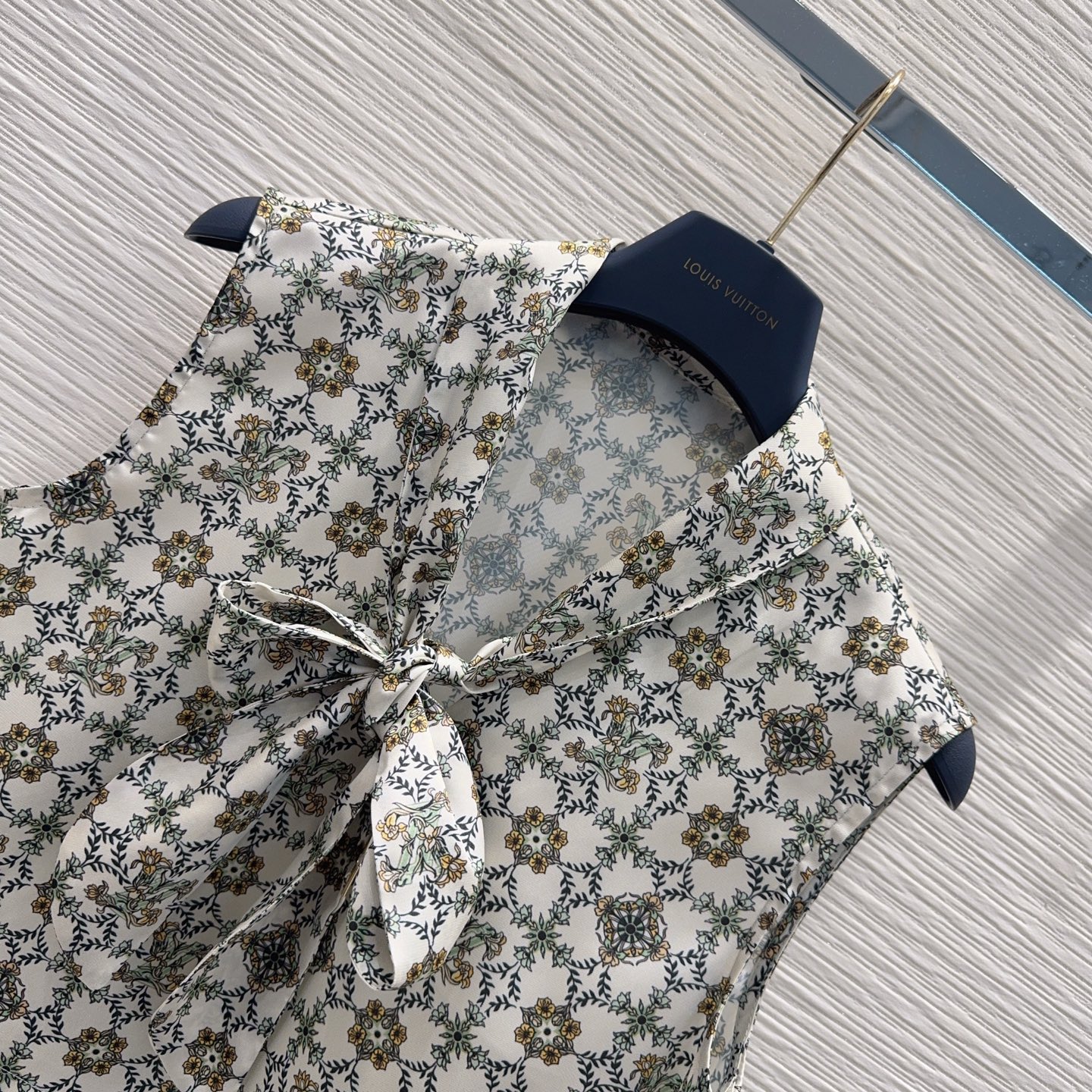 [TOP] Louis Vuitton LV Lavallière Blouse + Monogram Pleat Skirt