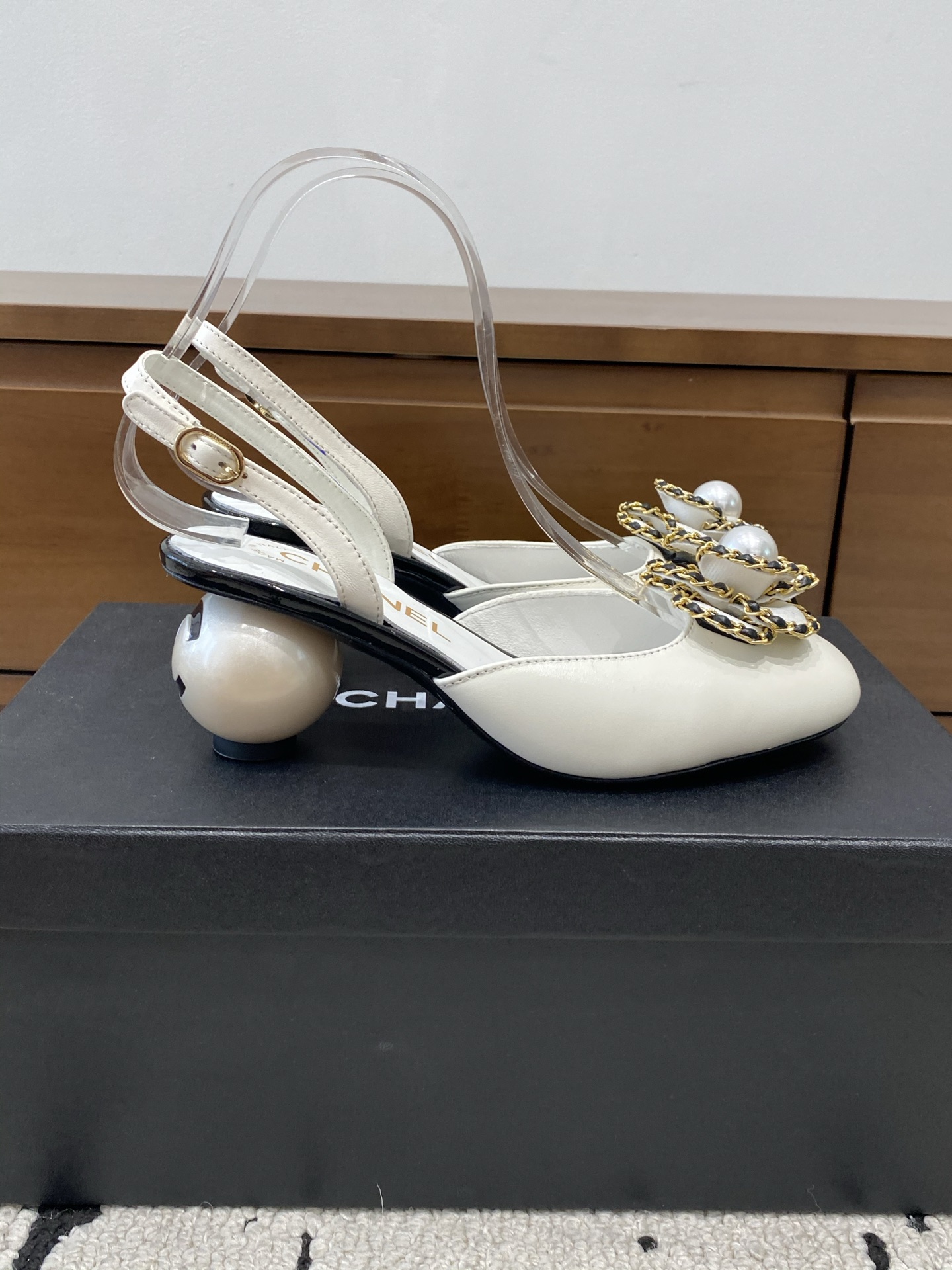 [TOP] CHANEL Mules - White - 711 Luxury