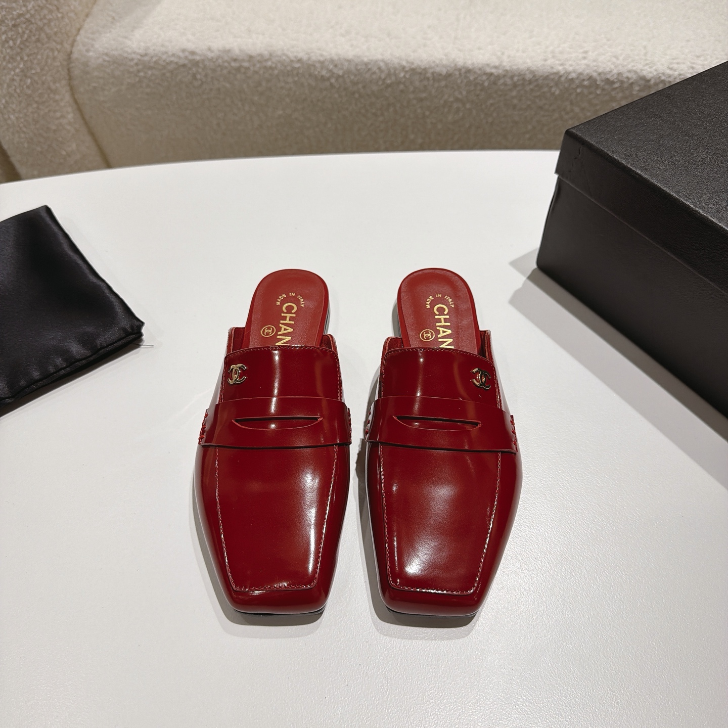 [TOP] CHANEL Cowhide Slippers - Red - 711 Luxury