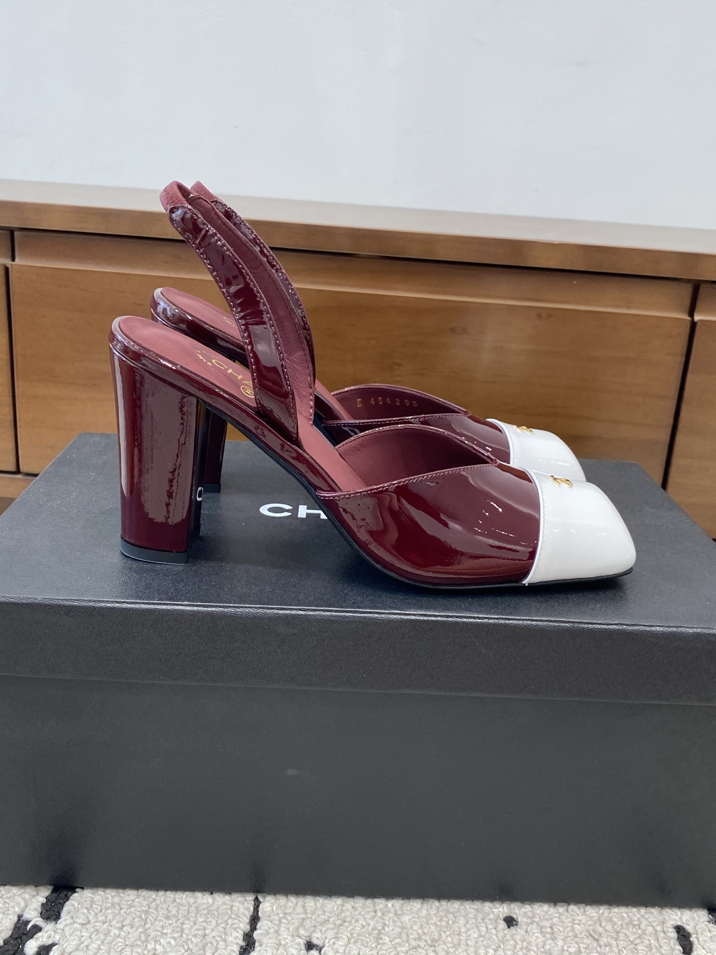 [TOP] CHANEL Mules - Dark Red and White - 711 Luxury