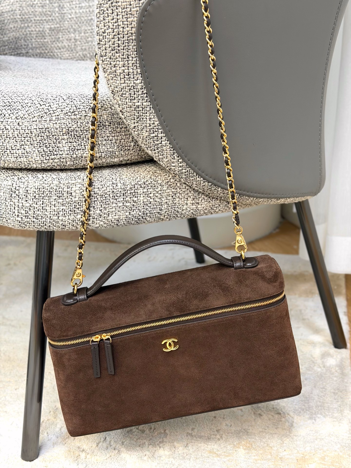 Chanel brown Accessory CHANEL Large Vanity With Chain Suede Calfskin Gold Metal Dark Brown #393285 View 2 | Nigo Office