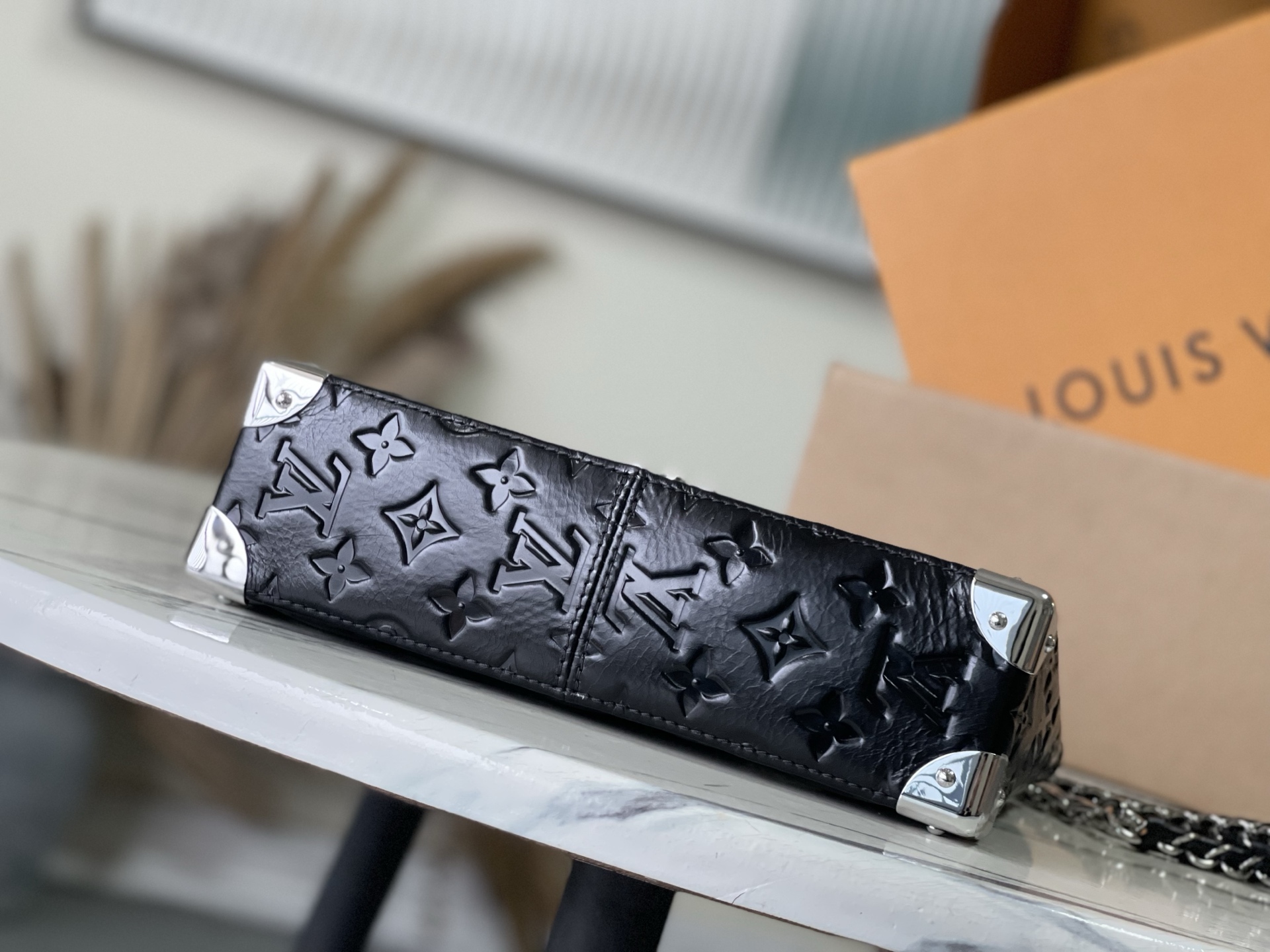 [TOP] Louis Vuitton LV Monogram Saga Trunkie  Bag  27 × 16 × 8 cm - Black