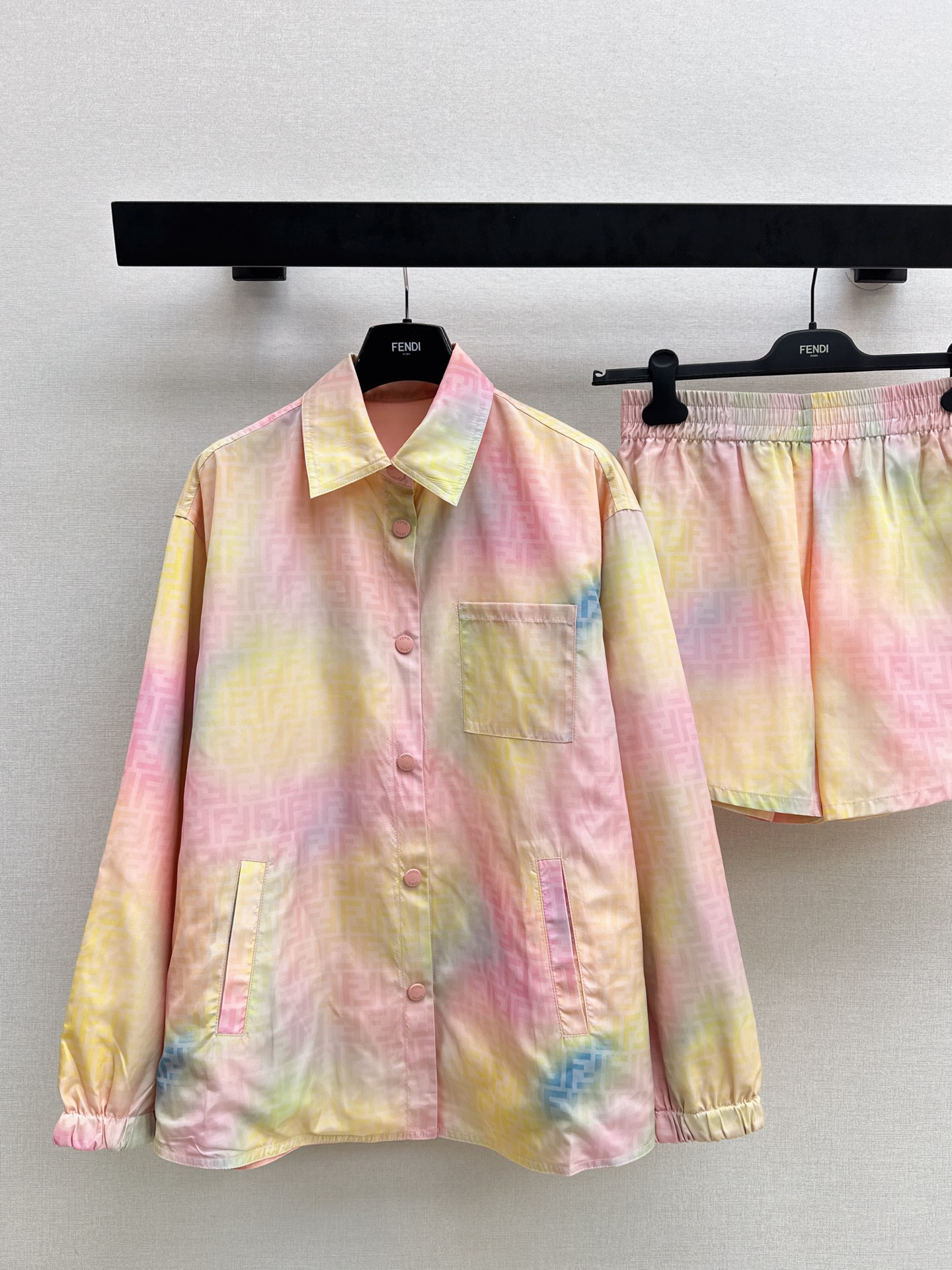 [TOP] FENDI Gradient Color FF Print Collared Shirt + Shorts Set - Pink