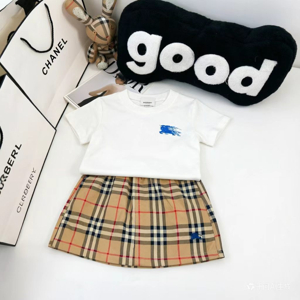 Burberry Unisex Kids White Print Short Sleeve T Shirt & Vintage Check Skirt Shorts Two Piece Set Boys Girls Sizes 90-160