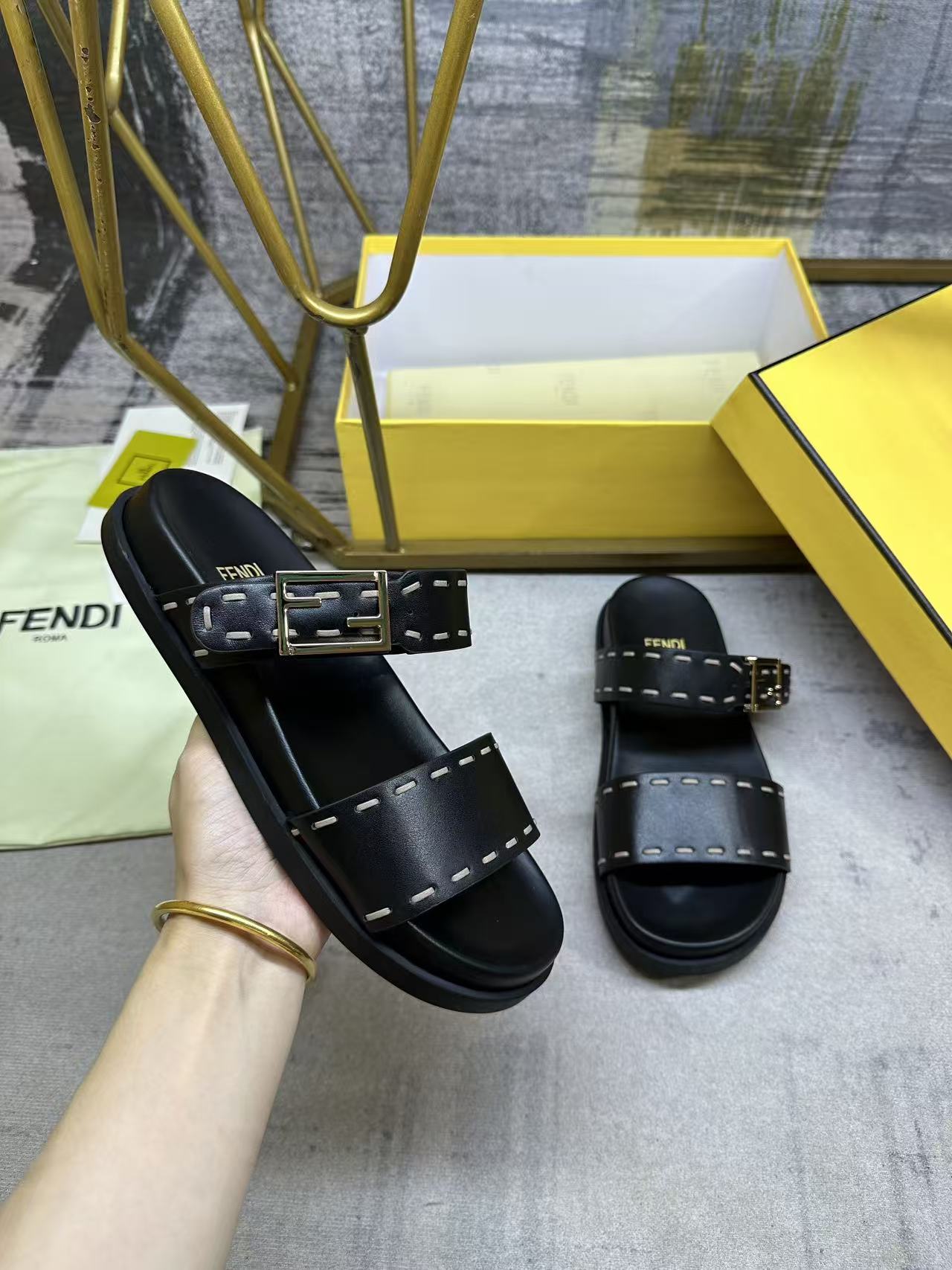 [TOP] FENDI Double-strap Flat Sandals - Black