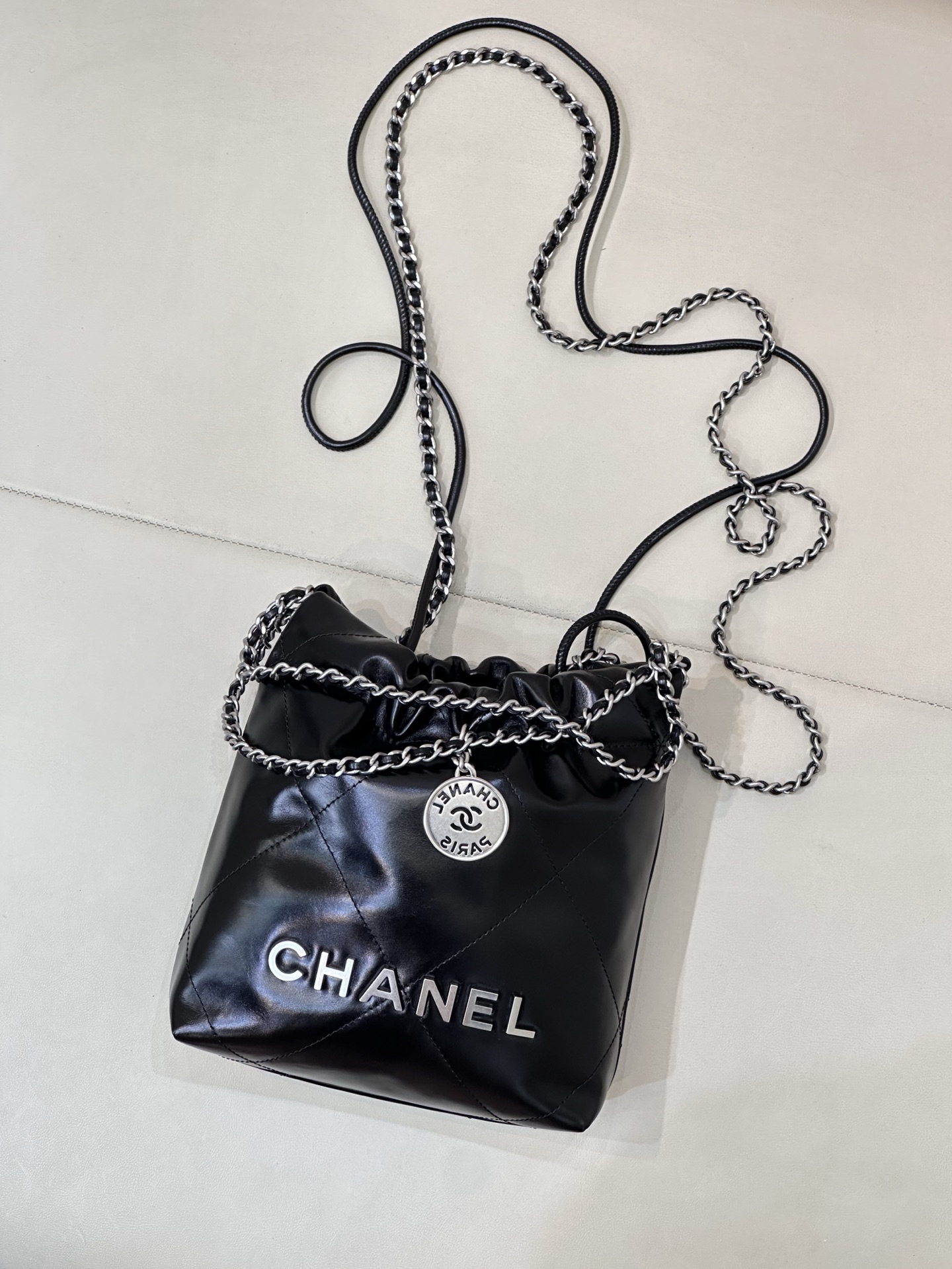 [TOP] CHANEL 22 Bag 20x22x6.5cm - Black & SHW - 711 Luxury