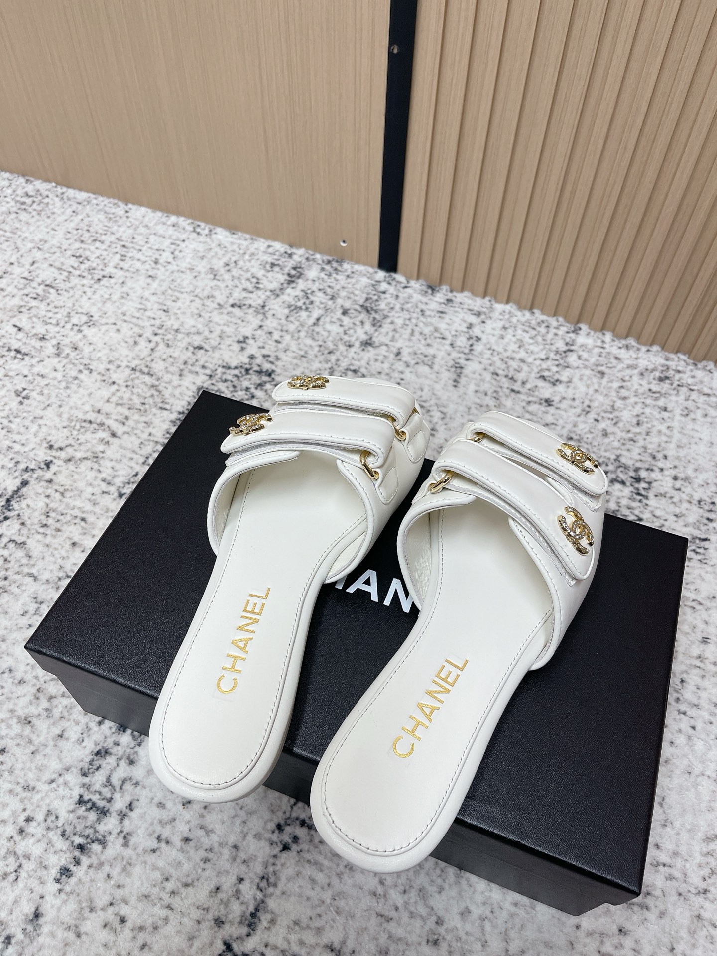 [TOP] CHANEL  Sandals - White