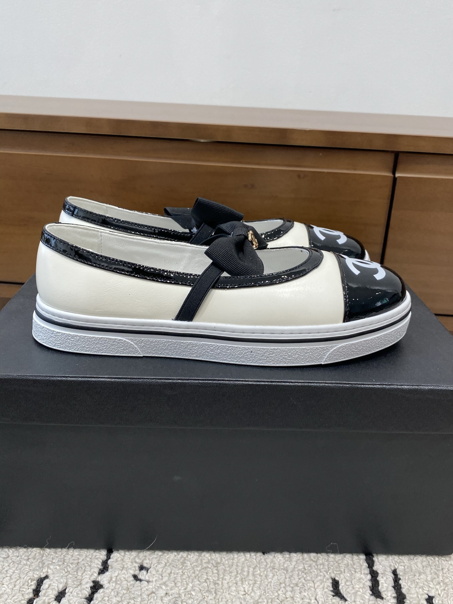 [TOP] CHANEL Flats - White - 711 Luxury