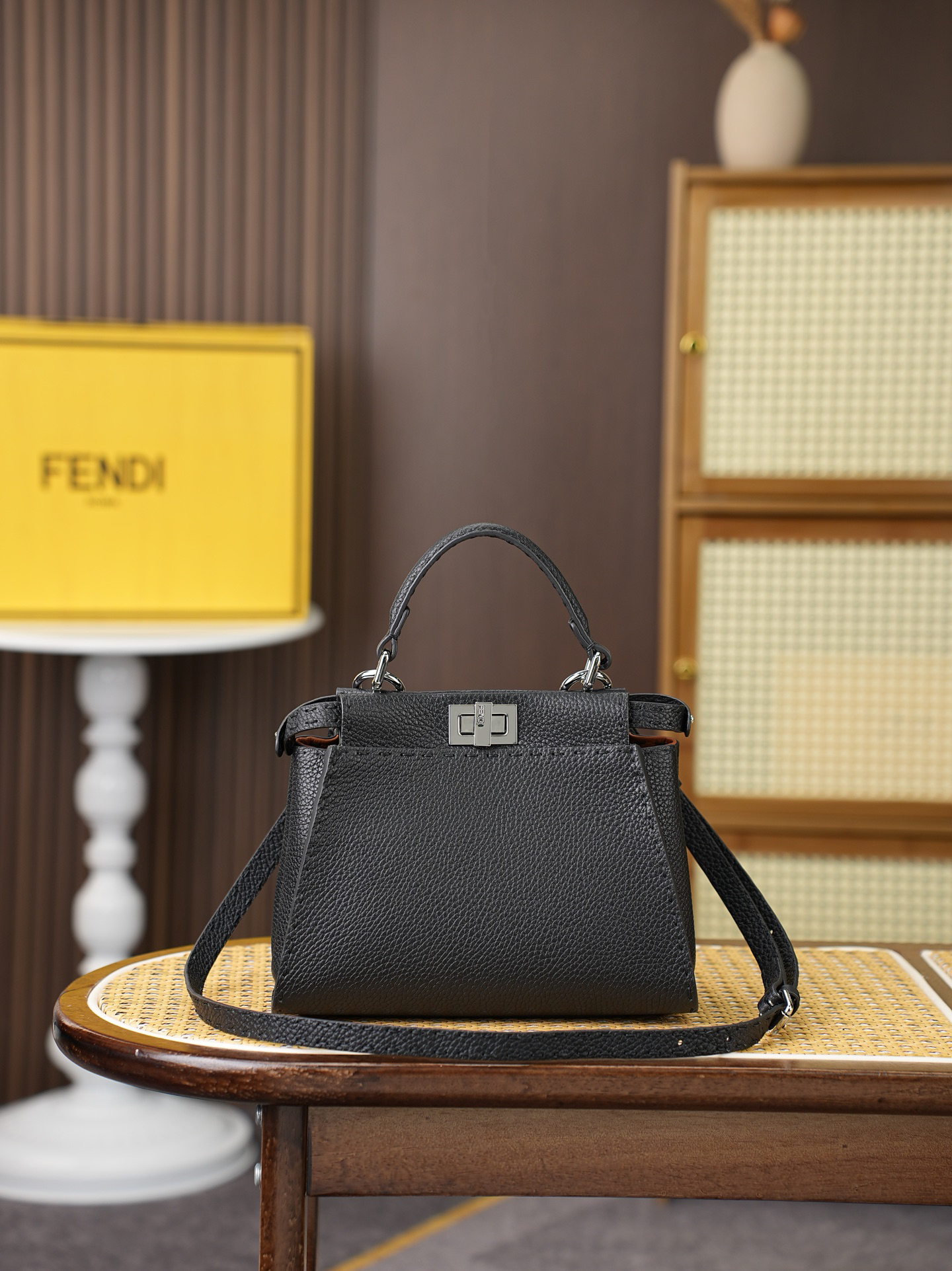 [TOP] FENDI Peekaboo Bag 23x11x18cm - Black - 711 Luxury