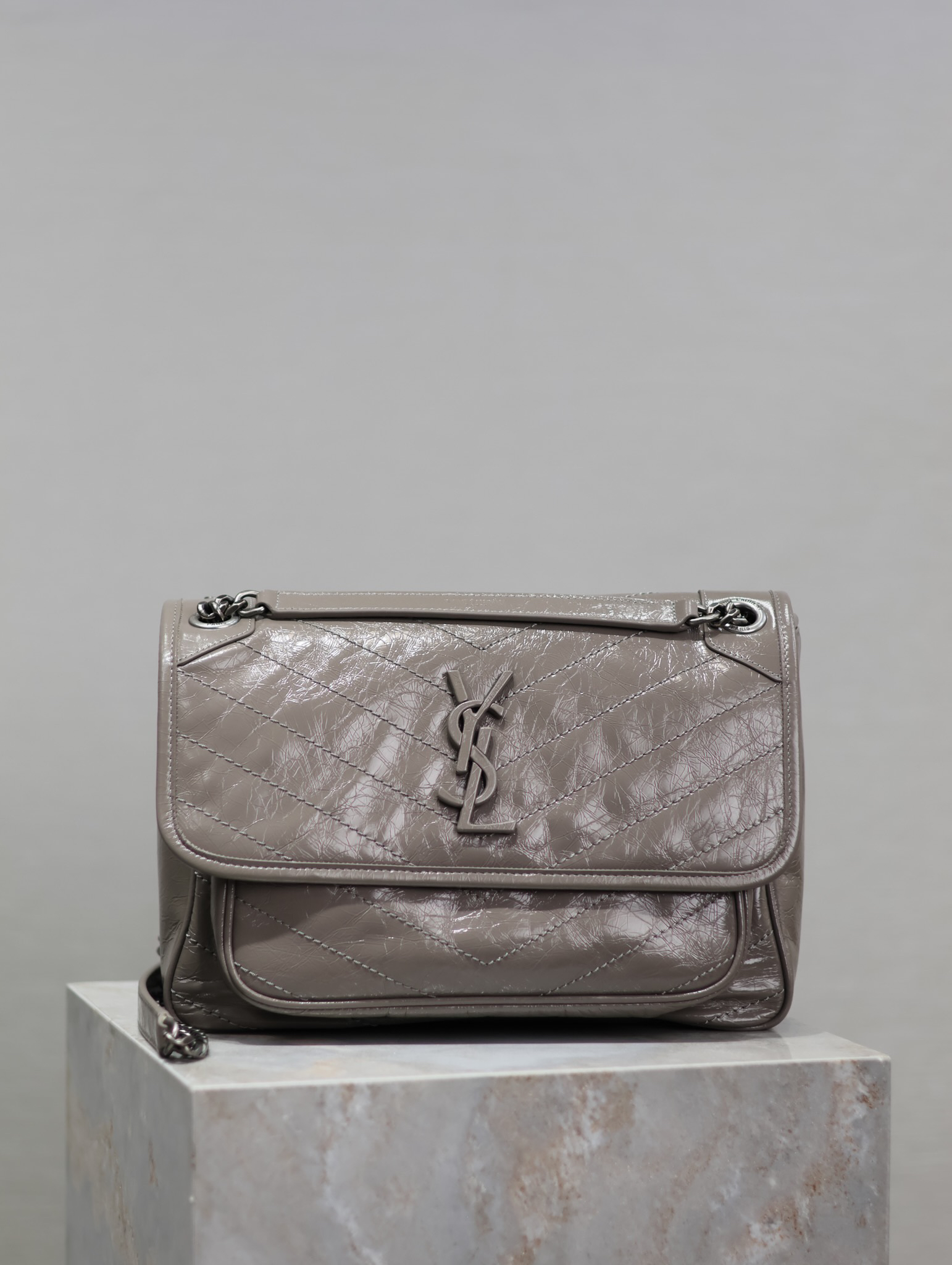 [TOP] Yves Saint Laurent YSL Niki Bag Wax Leather 28x20.5x8.5cm - Gray & SHW - 711 Luxury