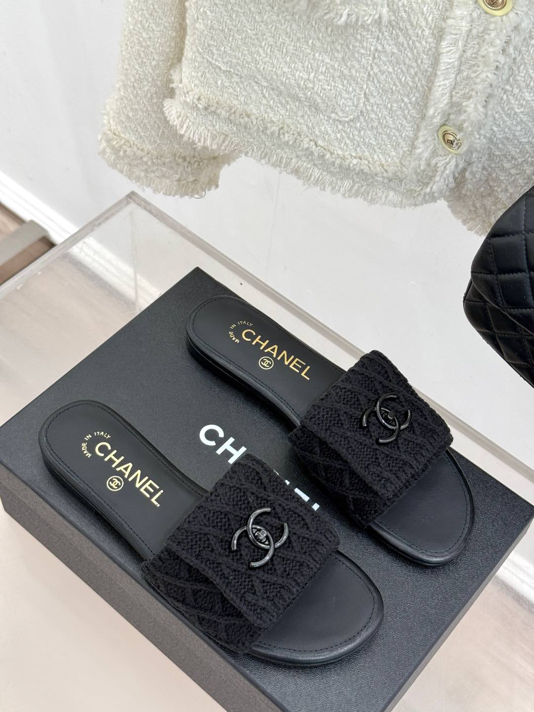 [TOP] CHANEL Flat Sandals - Black