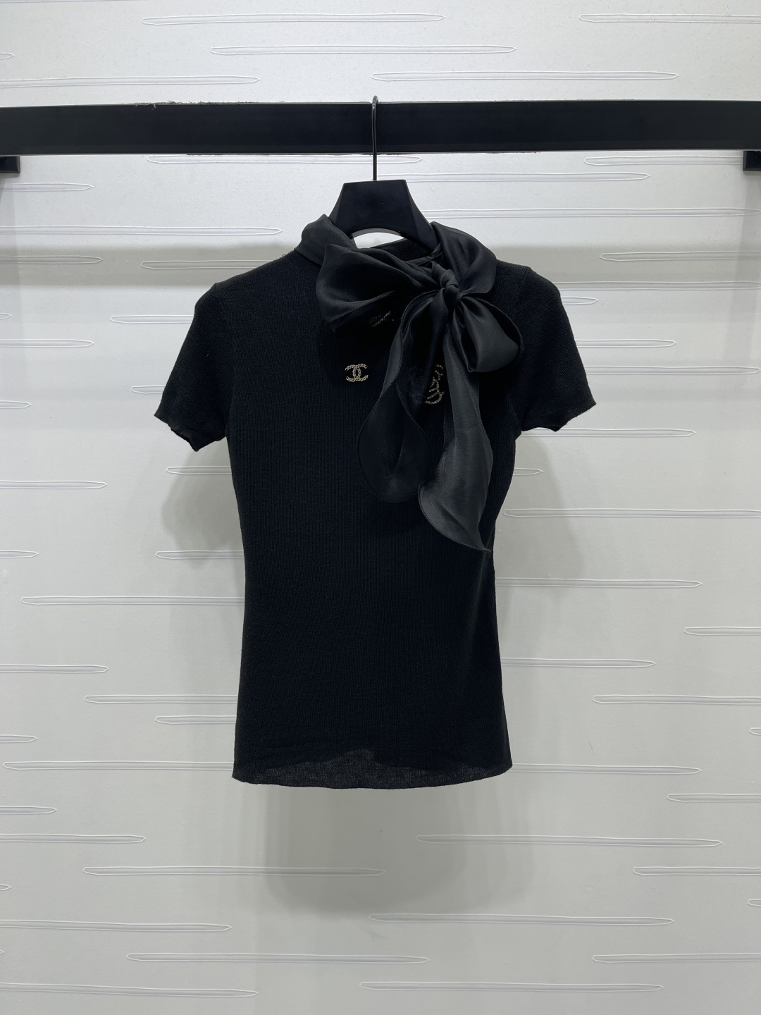 [TOP] CHANEL Camellia Diamond Brooch For Round Neck Knit Short-sleeved T-shirt - Black