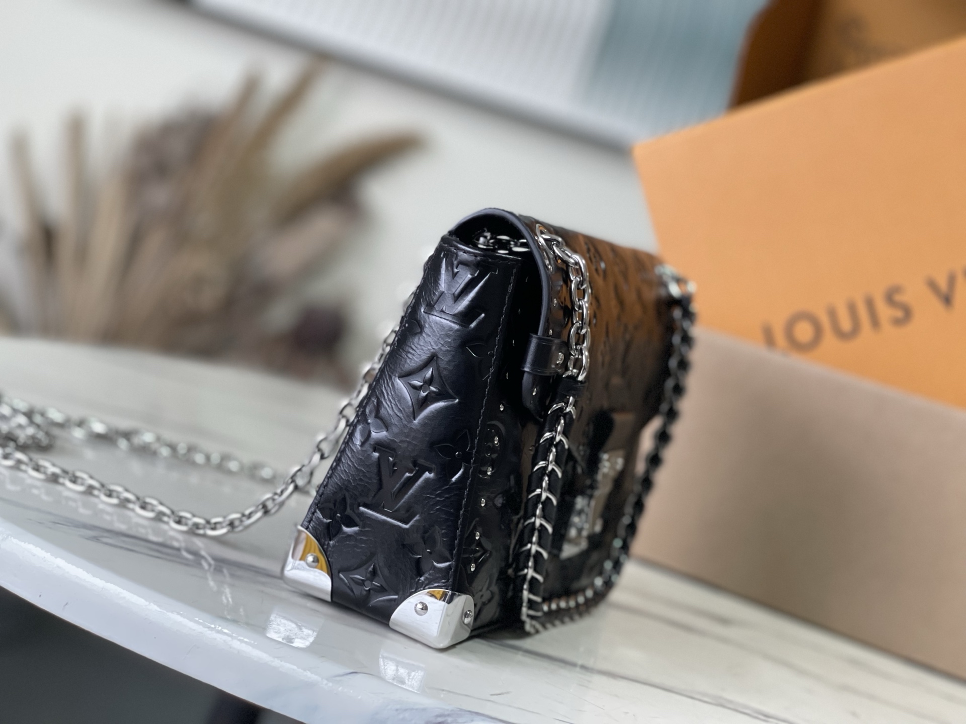 [TOP] Louis Vuitton LV Monogram Saga Trunkie  Bag  27 × 16 × 8 cm - Black