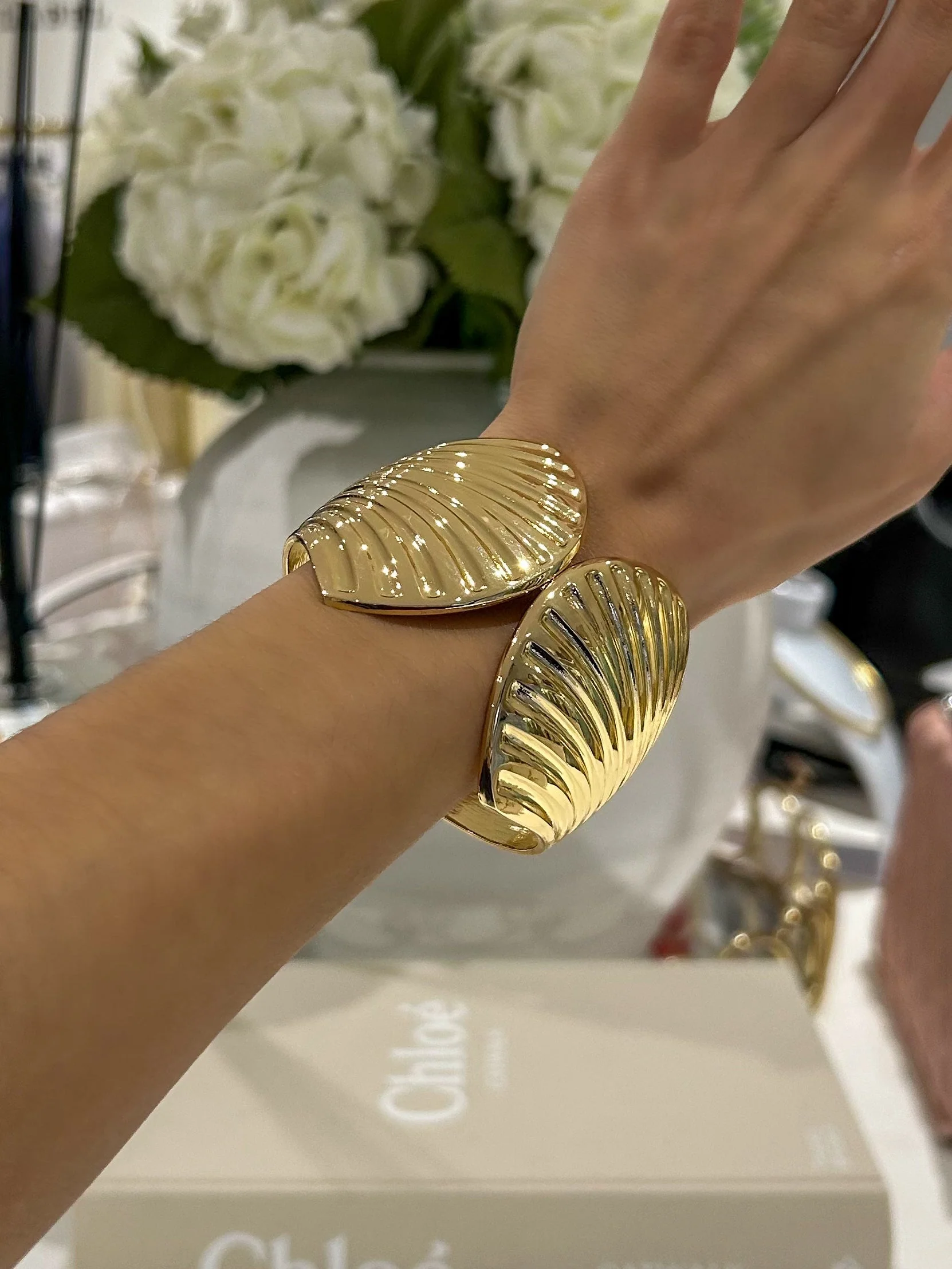 Large Shell Bangle (2 Colours)