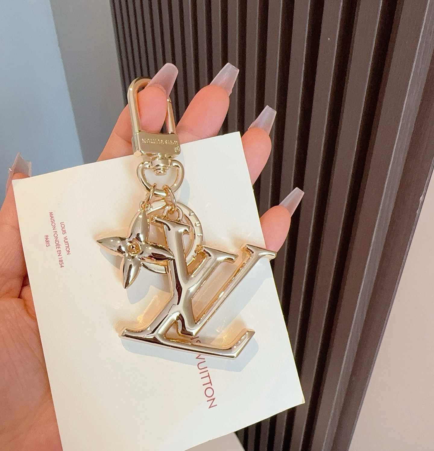 [TOP] Louis Vuitton LV Keychain - Gold - 711 Luxury