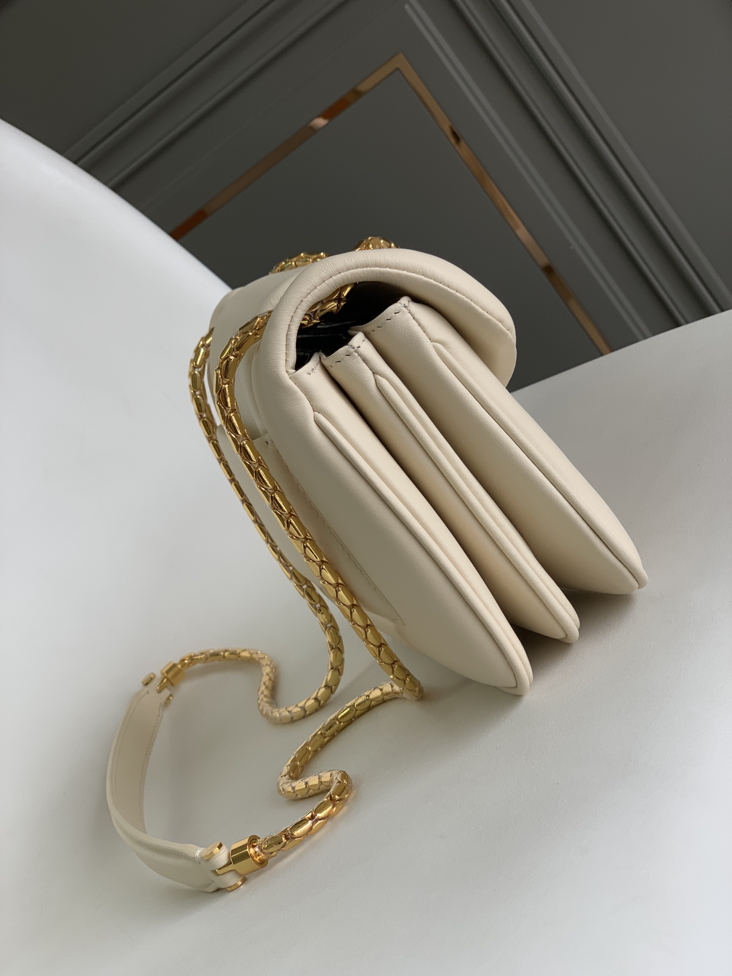 [TOP] BVLGARI Serpenti Reverse Bag Calfskin 22.5x15x7cm - White