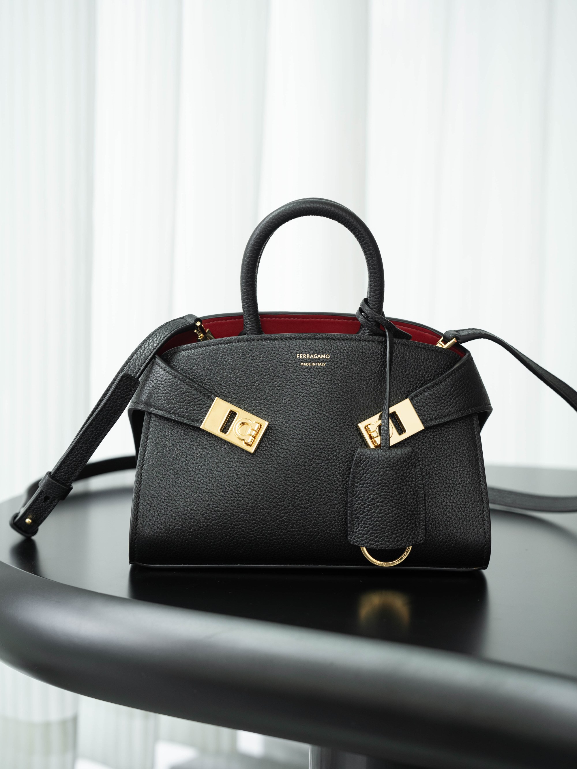 [TOP] Ferragamo Hug Bag Calfskin 21cm - Black - 711 Luxury