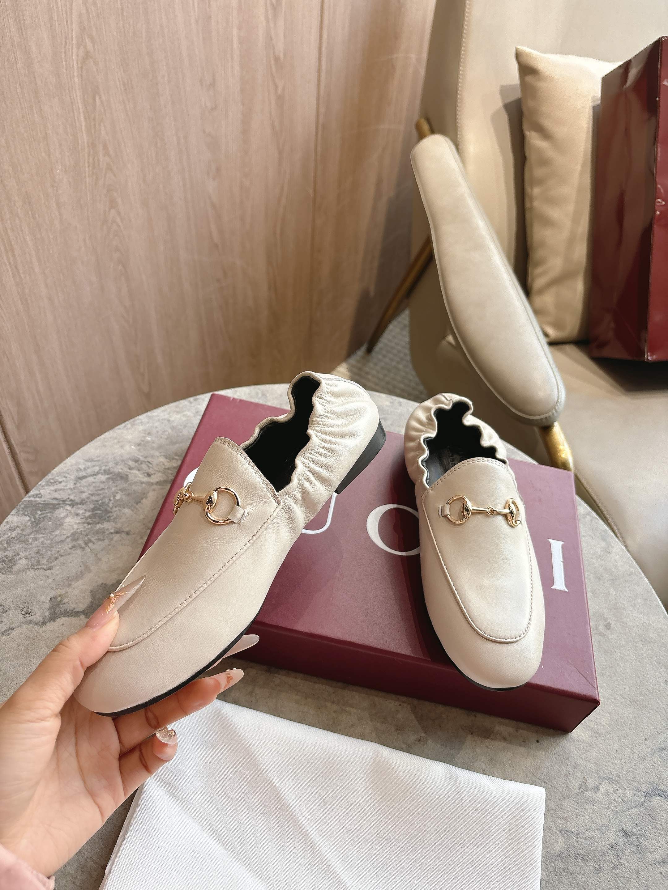 [TOP] GUCCI Loafers - White - 711 Luxury