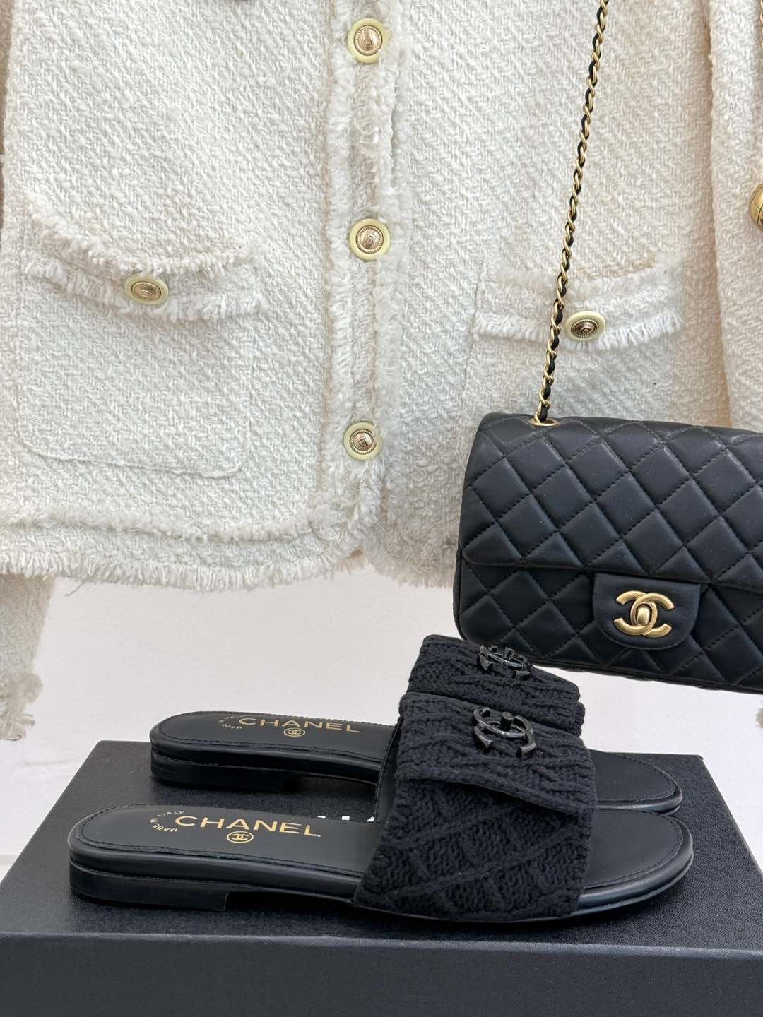 [TOP] CHANEL Flat Sandals - Black