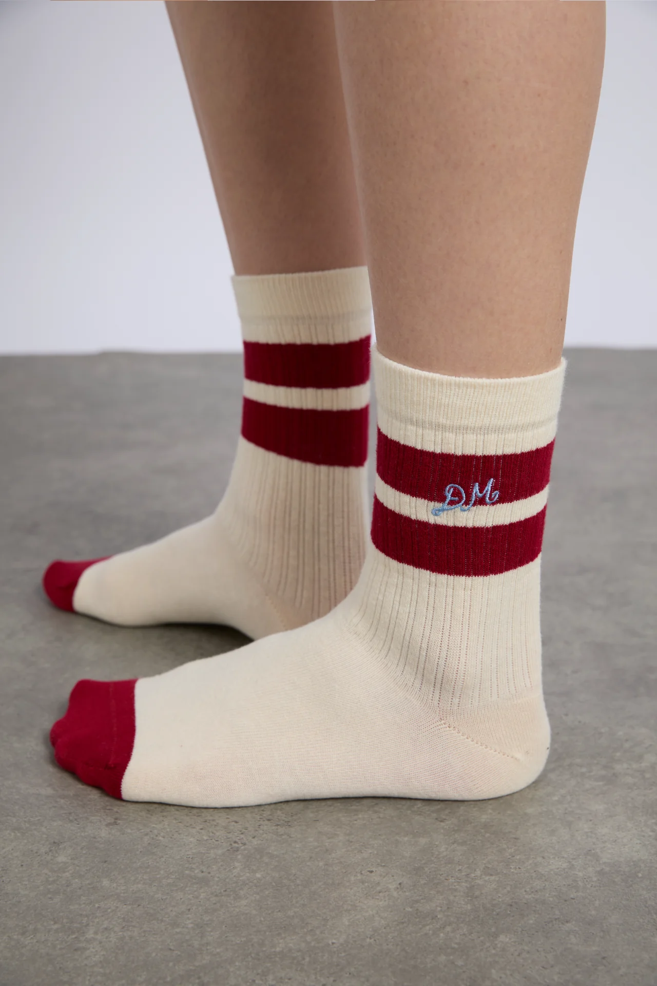 sporty calf length socks in cream and red