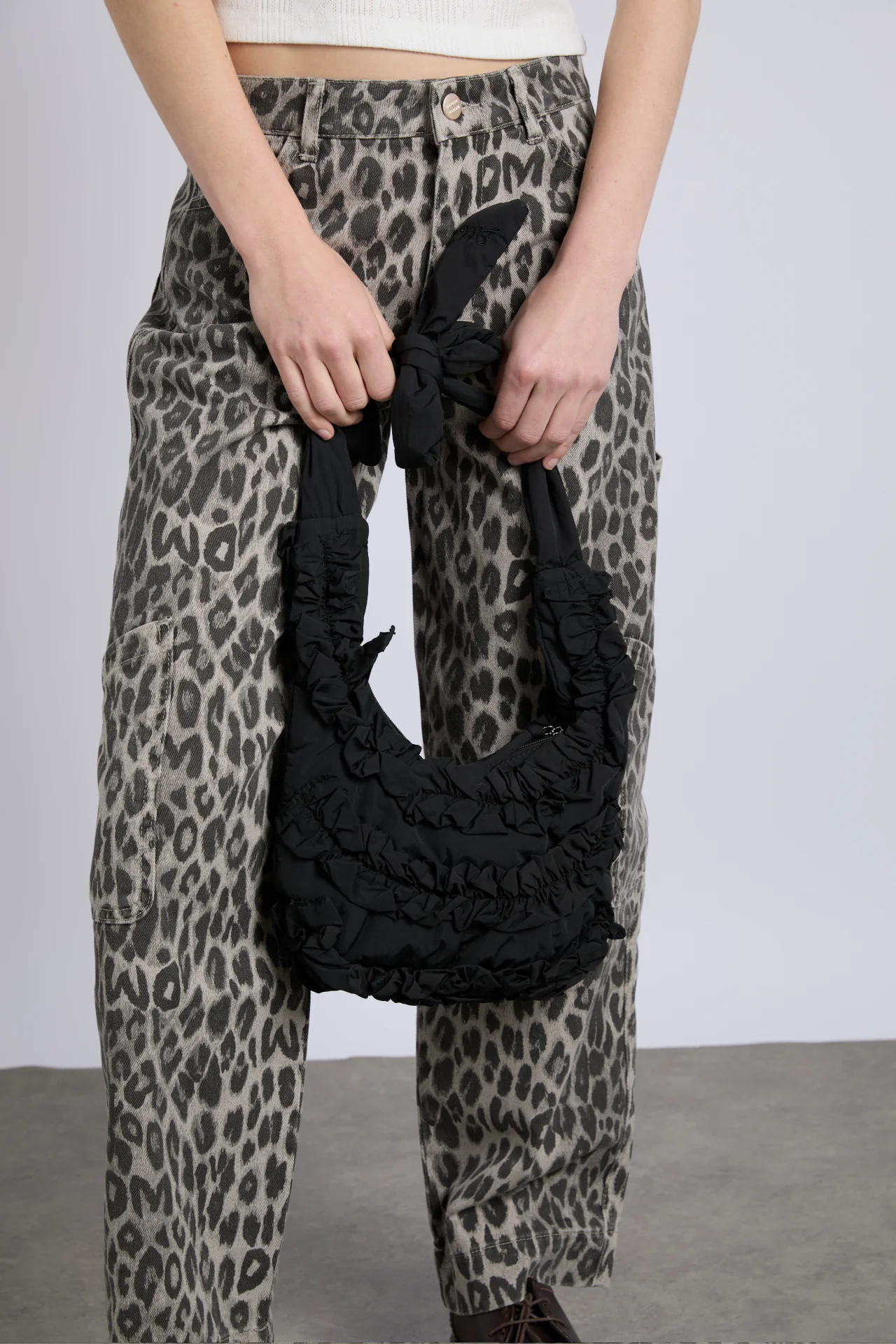 quinn slouchy bag in black