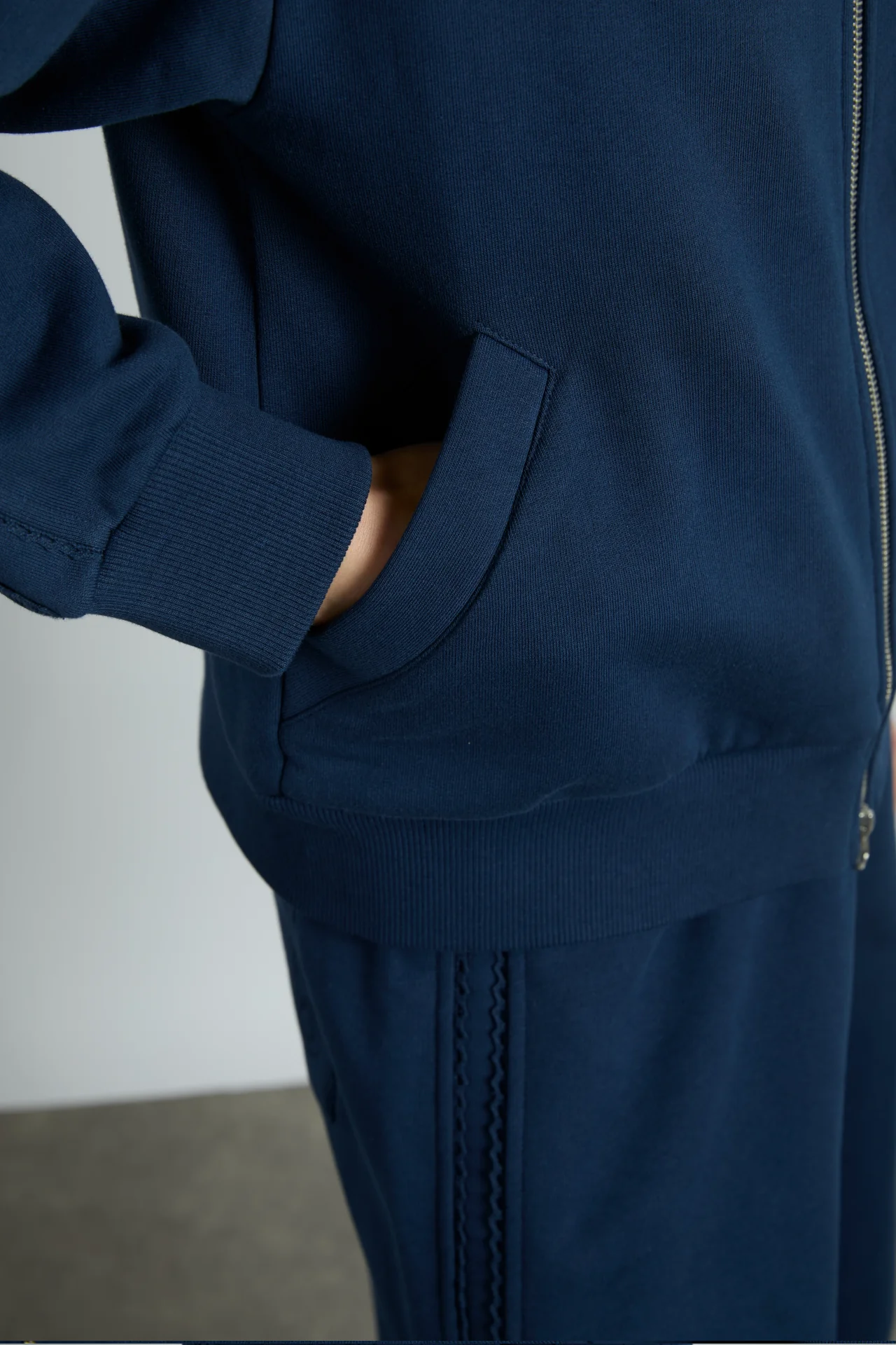 andie zip sweat with  crochet stripe - navy