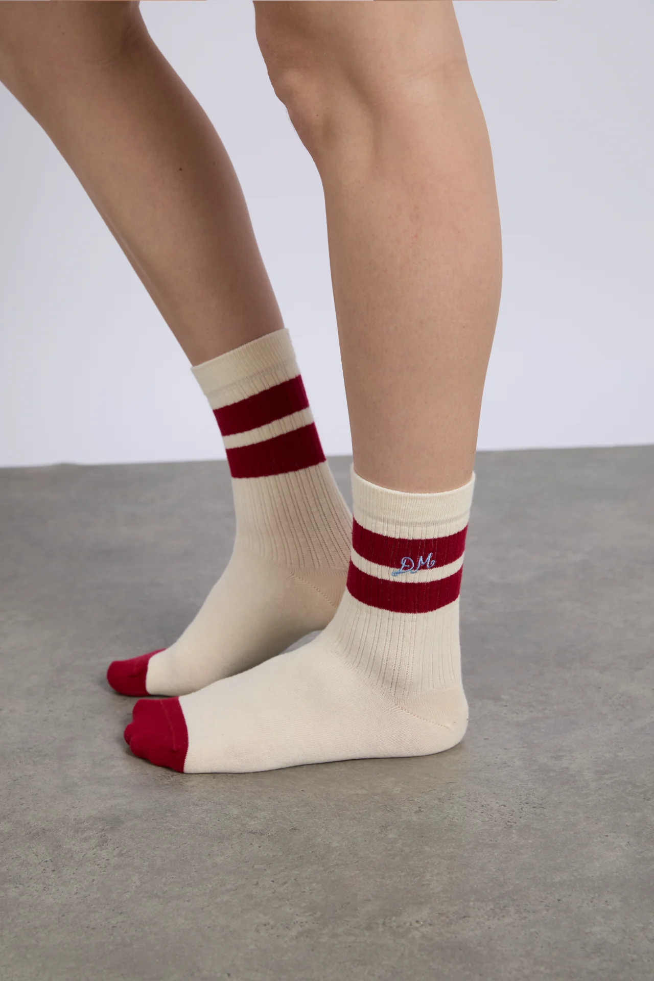 sporty calf length socks in cream and red