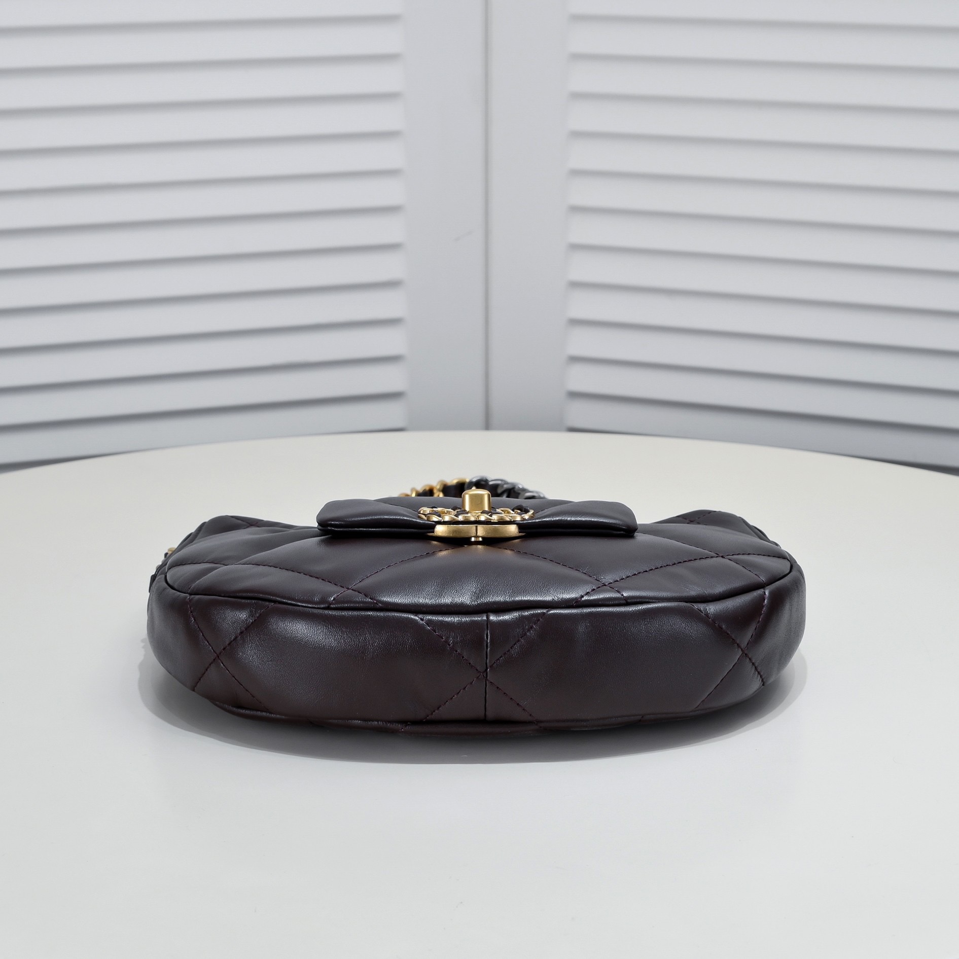 Chanel -24c 19bag hobo-30cm