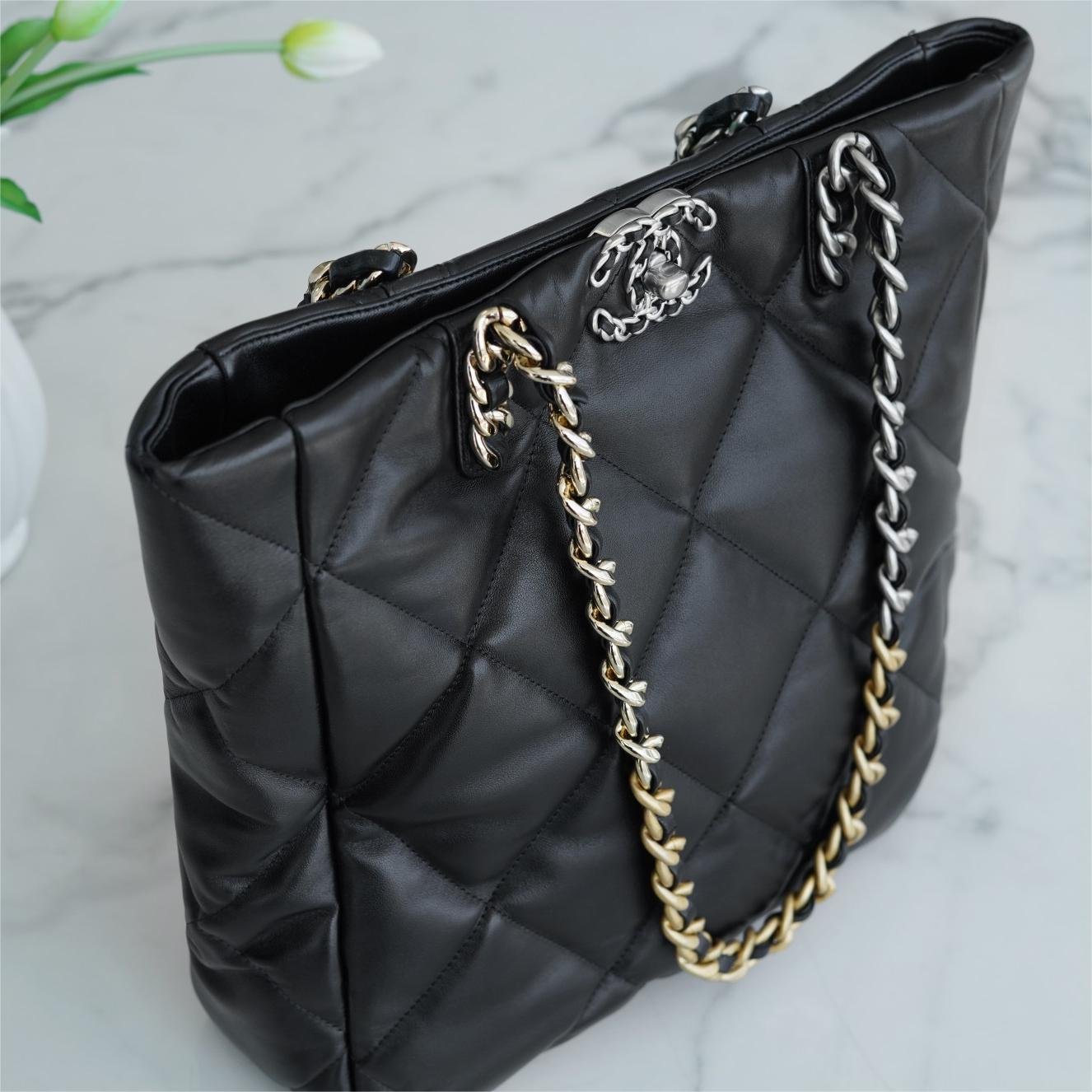 Chanel- 22B 19tote- 37cm