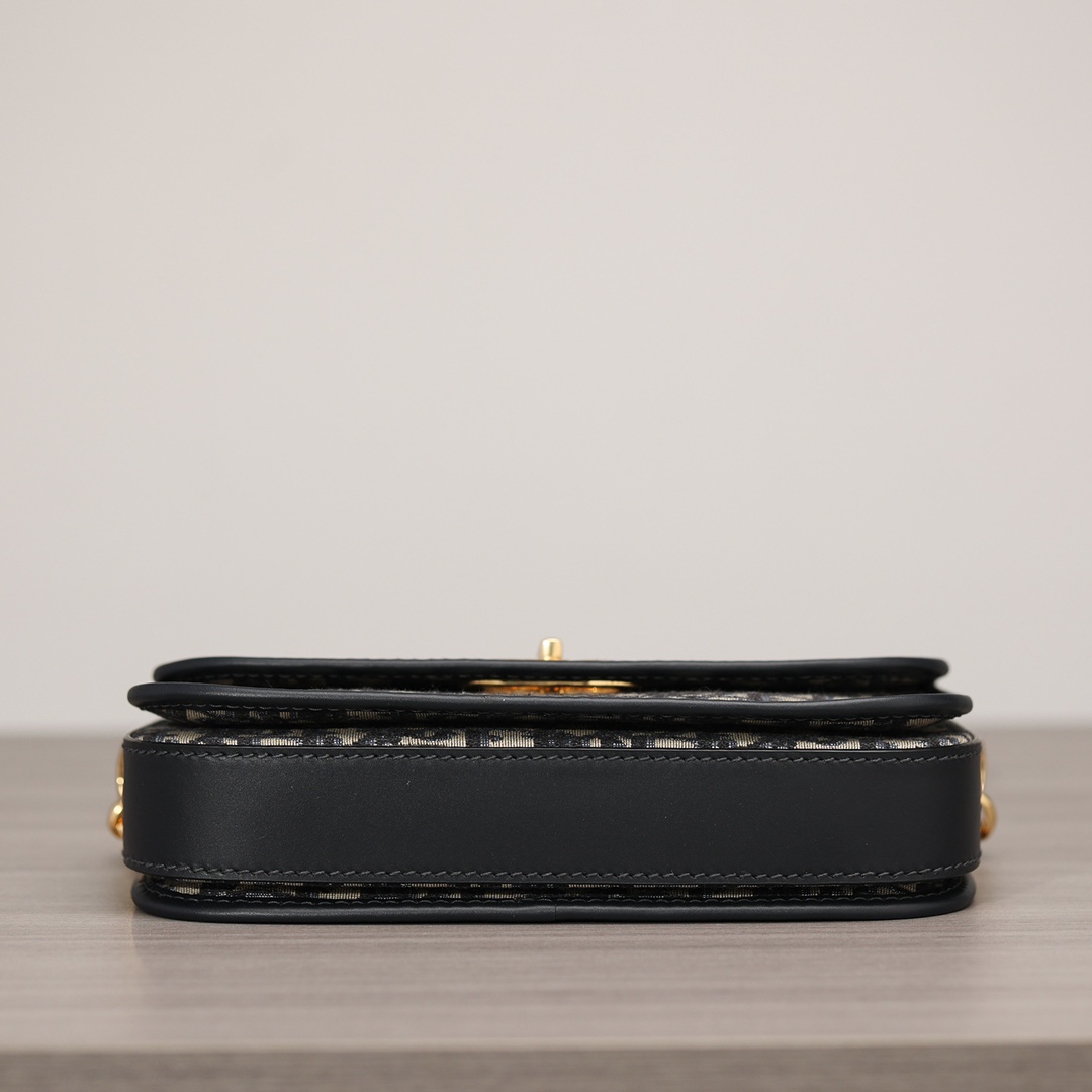 Dior-30Montaigne-22.5cm