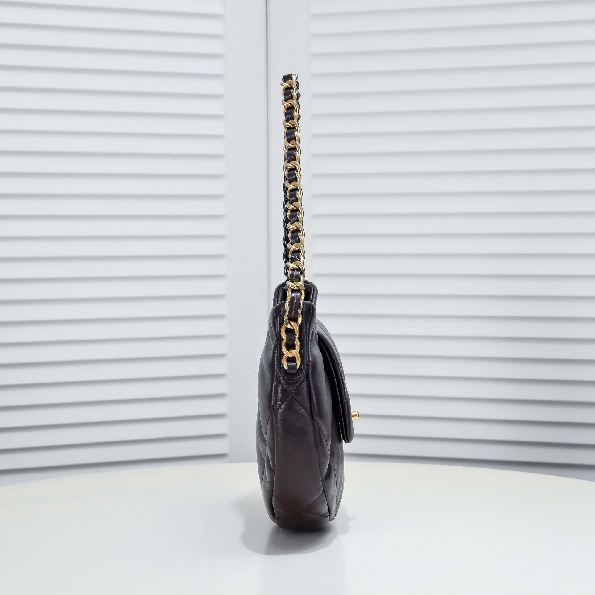 Chanel -24c 19bag hobo-30cm