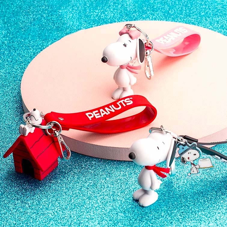 Peanuts Snoopy Keychain - The World Famous Dog - Limited Edition