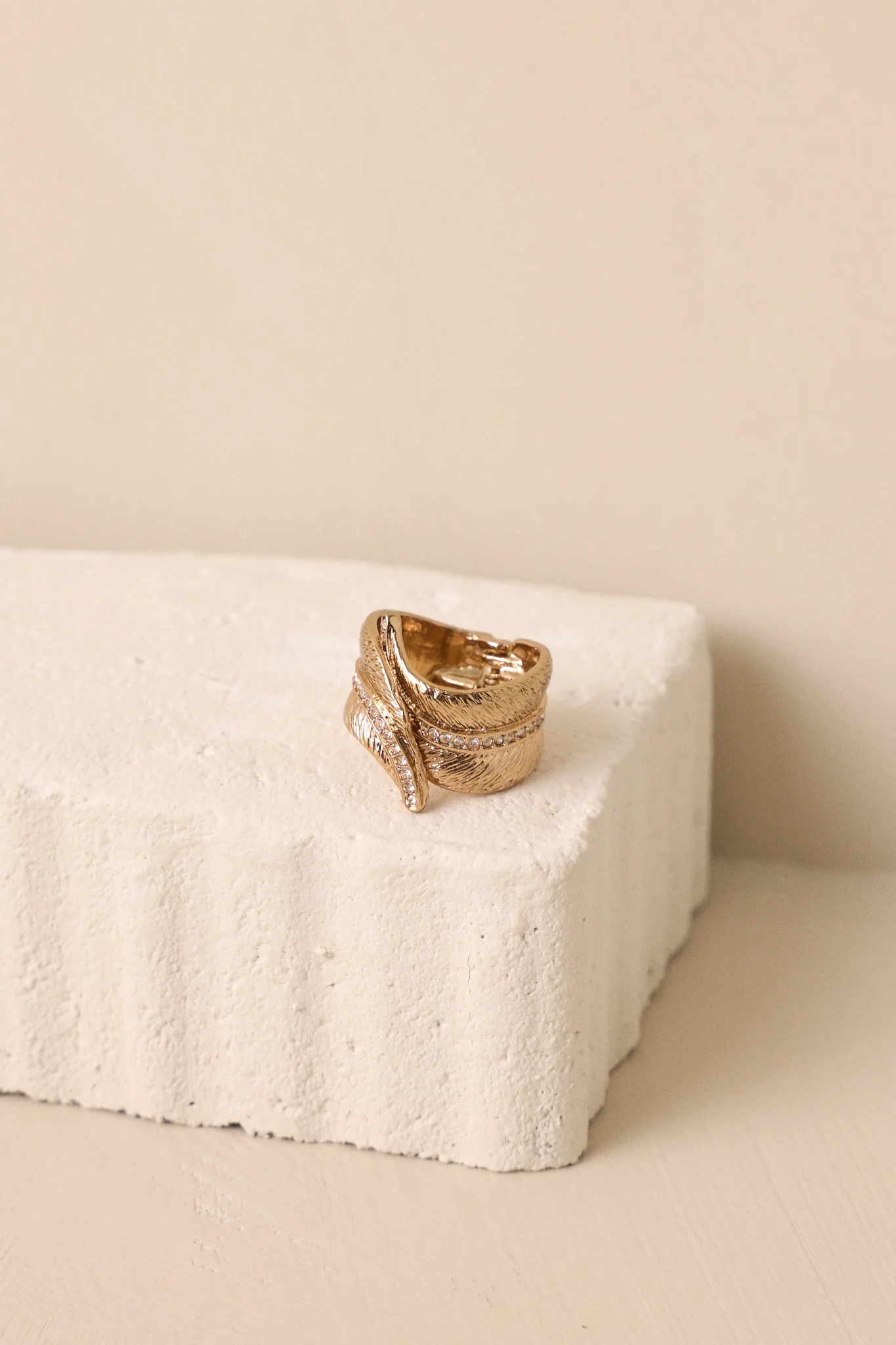 Shimmering Echoes Gold Feather Detailed Ring