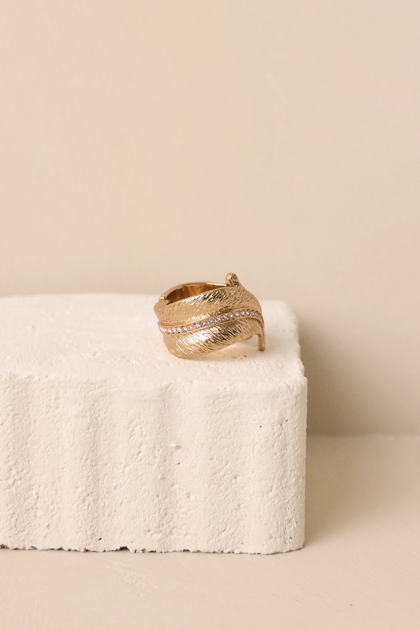 Shimmering Echoes Gold Feather Detailed Ring