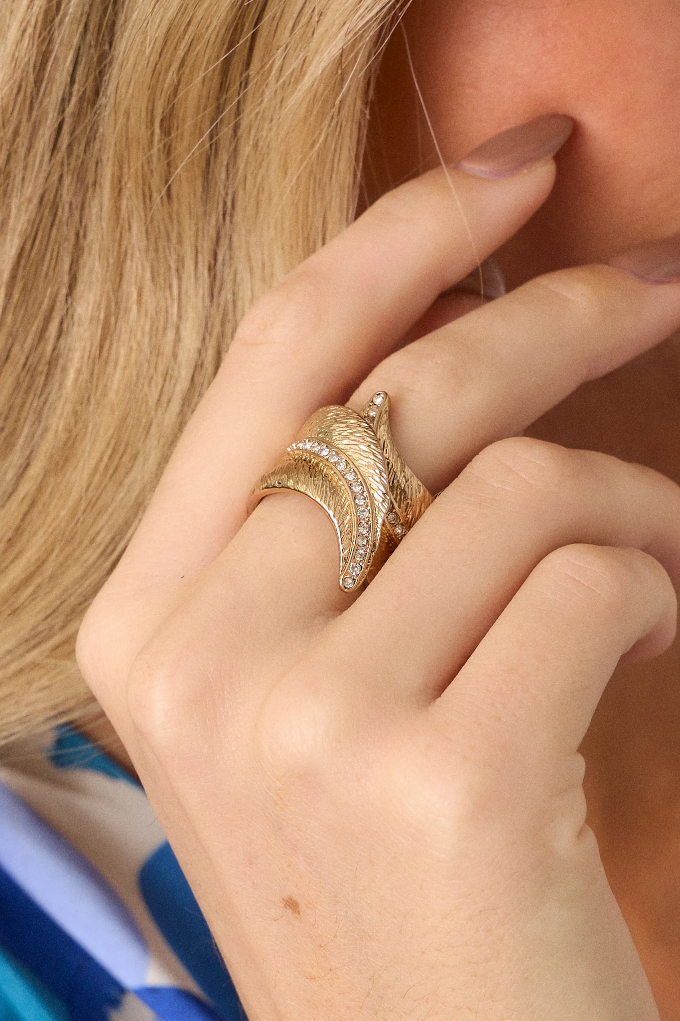 Shimmering Echoes Gold Feather Detailed Ring