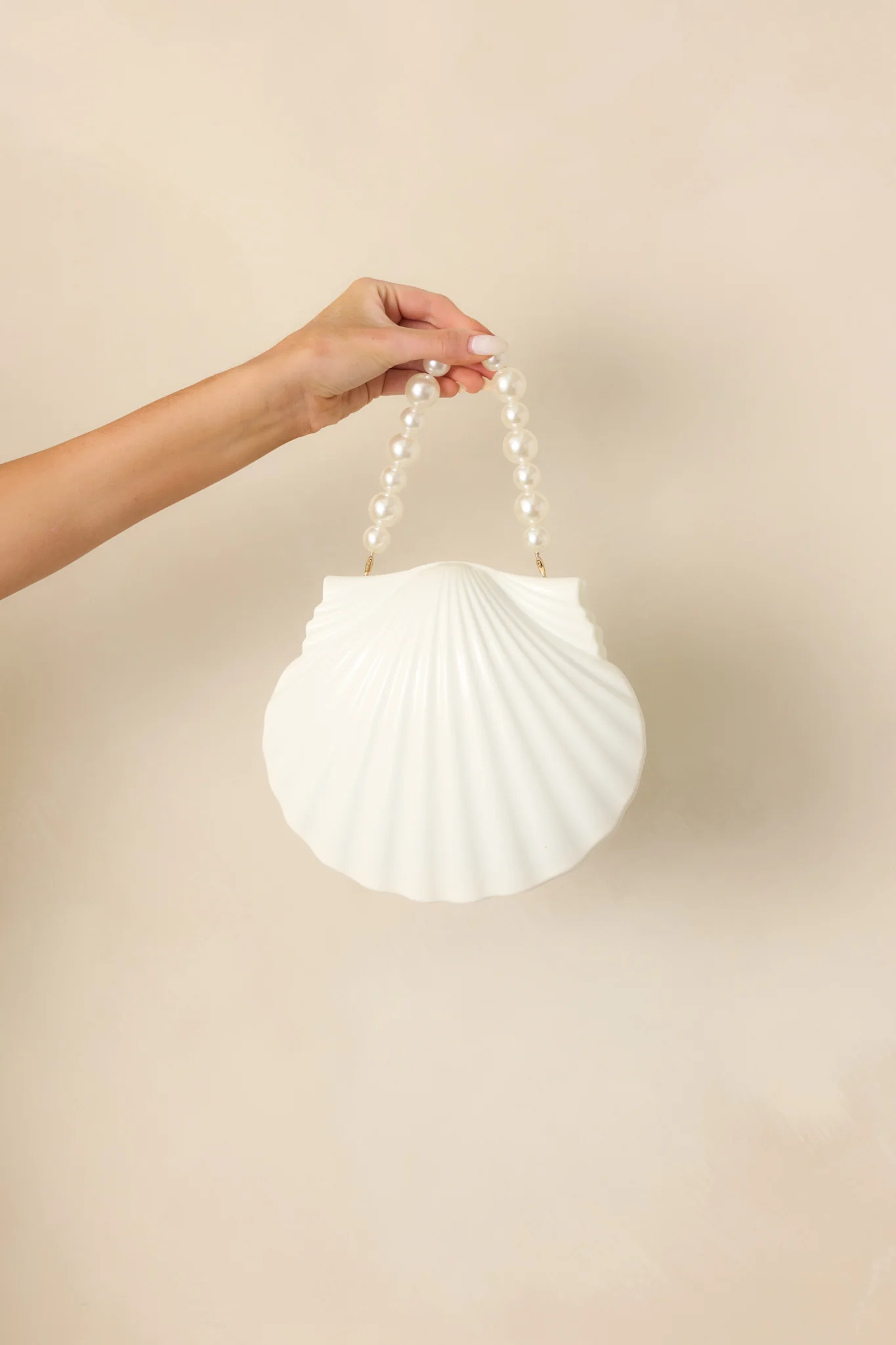 A Hidden Gem White Acrylic Pearl Handle Seashell Handbag