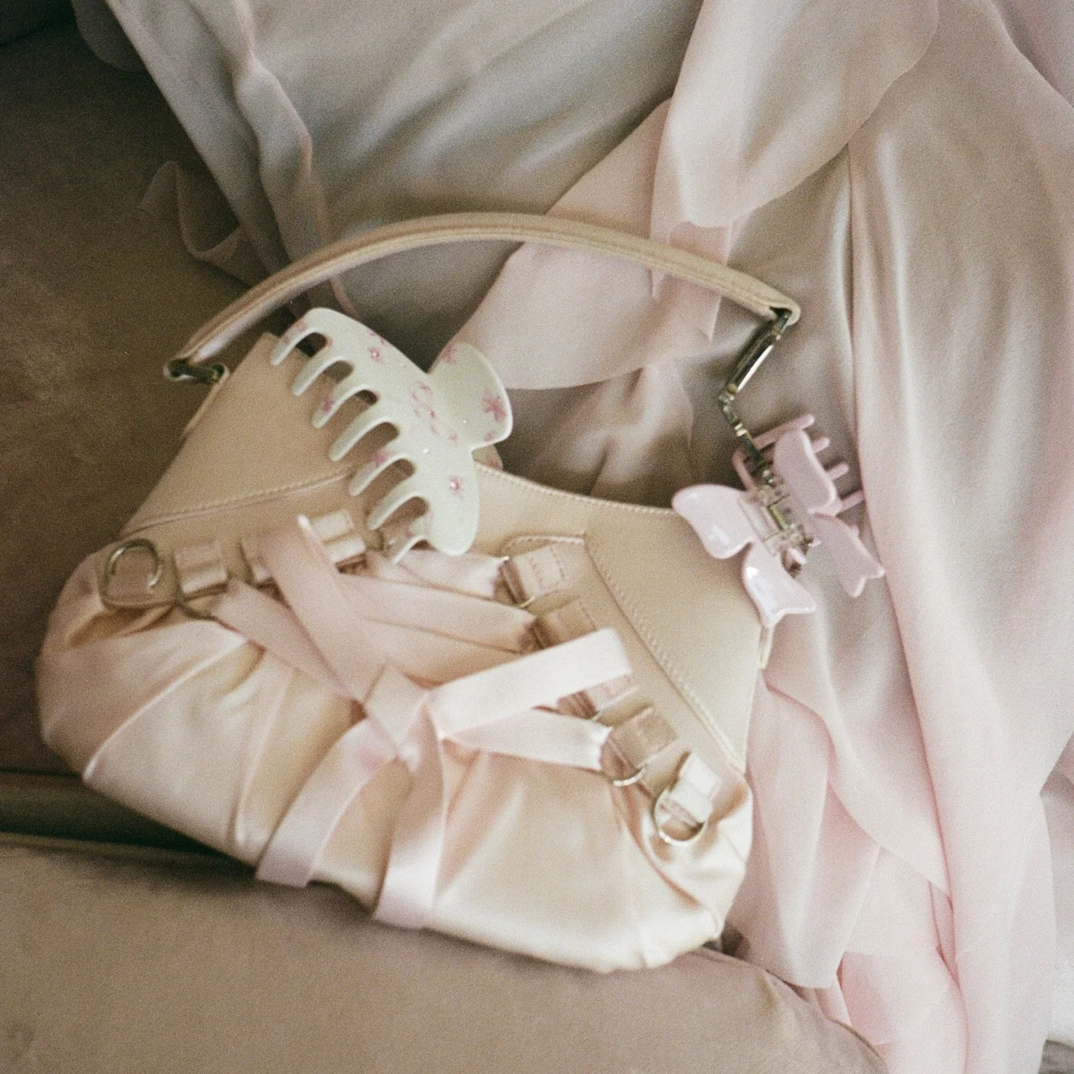 Bow Clip in Puff Pink