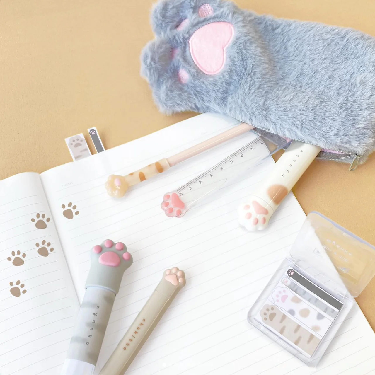 Q Lia Otete Cat Paw Pencil Case