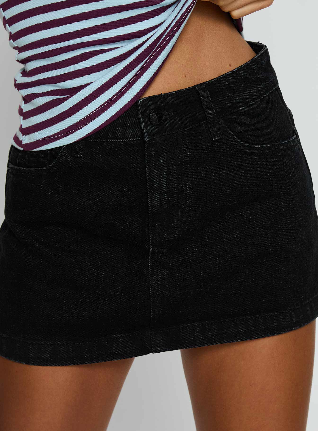 Nicolina Low Rise Denim Mini Skirt Washed Black