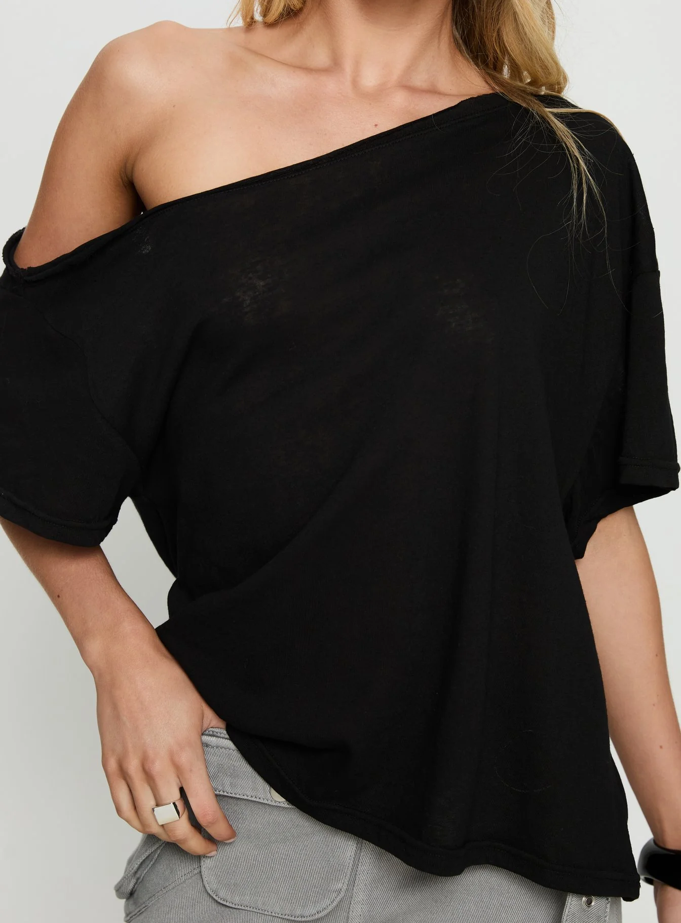 Winny Off Shoulder Tee Black