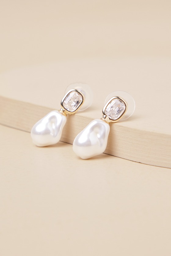 Spectacular Stance Gold Rhinestone Pearl Earrings