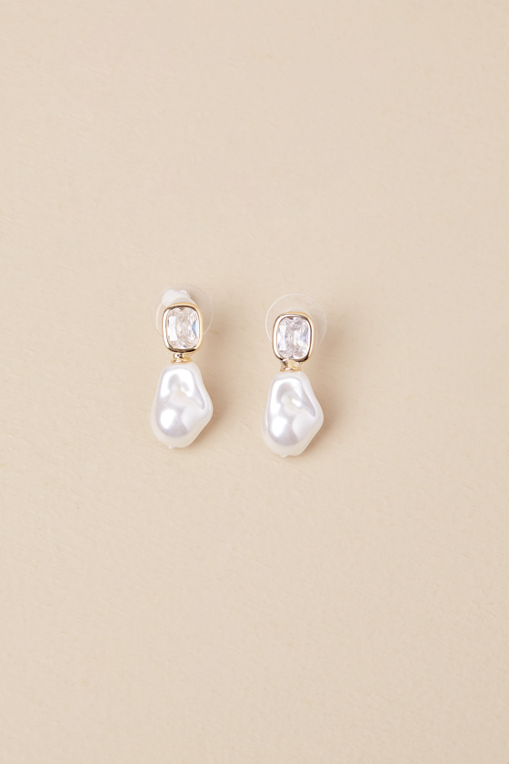 Spectacular Stance Gold Rhinestone Pearl Earrings