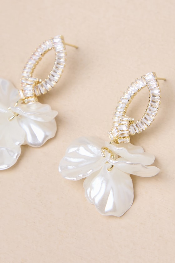 Aphrodite Vibes White Rhinestone Shell Drop Earrings