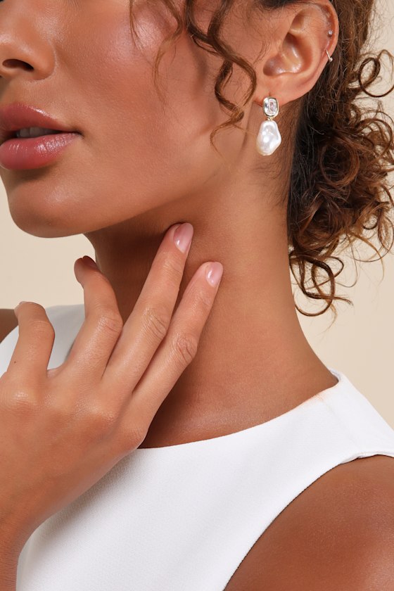 Spectacular Stance Gold Rhinestone Pearl Earrings