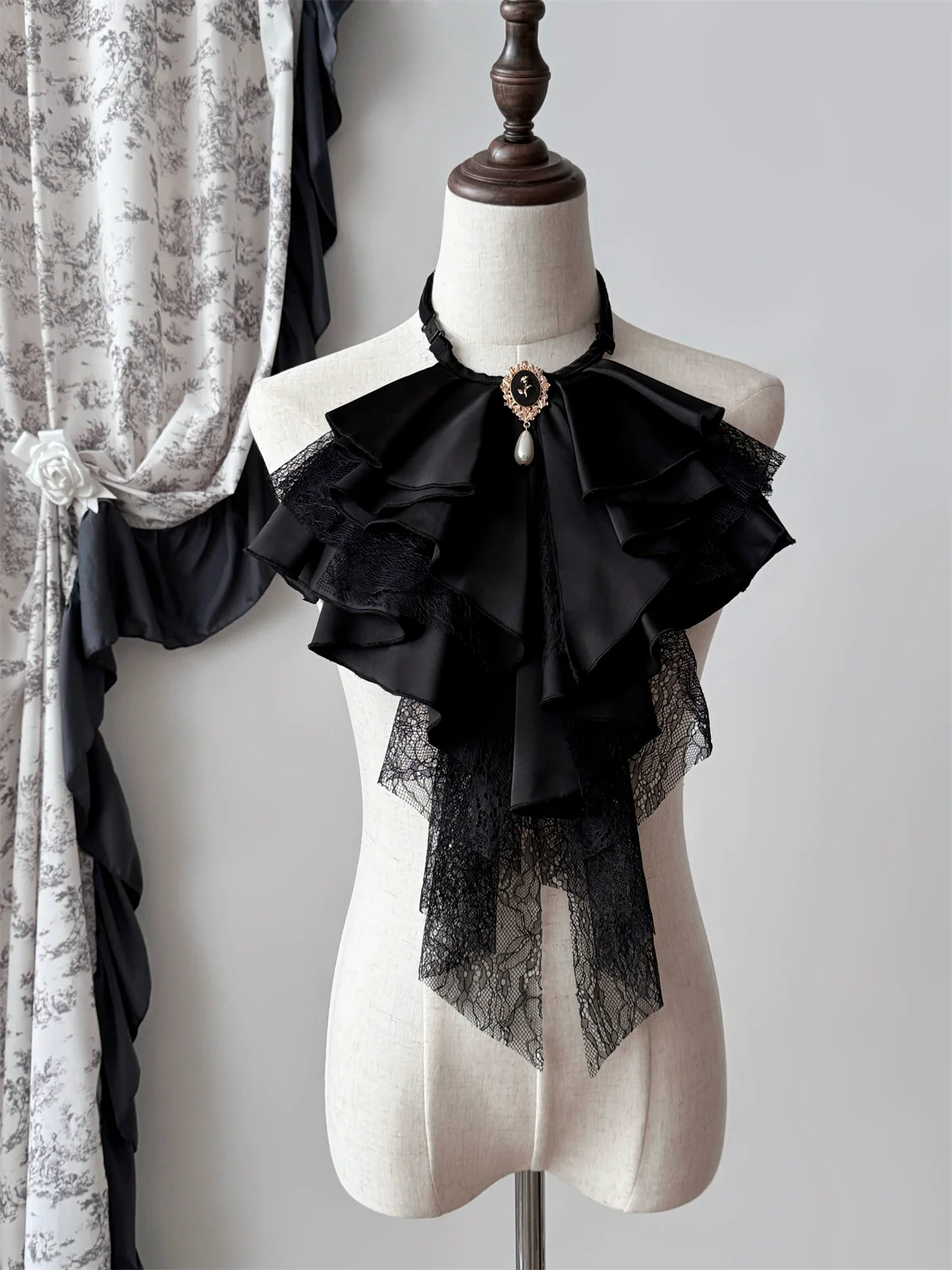 Muppet Mind Ben - Crow's Dinner - Gorgeous Lolita Jabot with Detachable Brooch